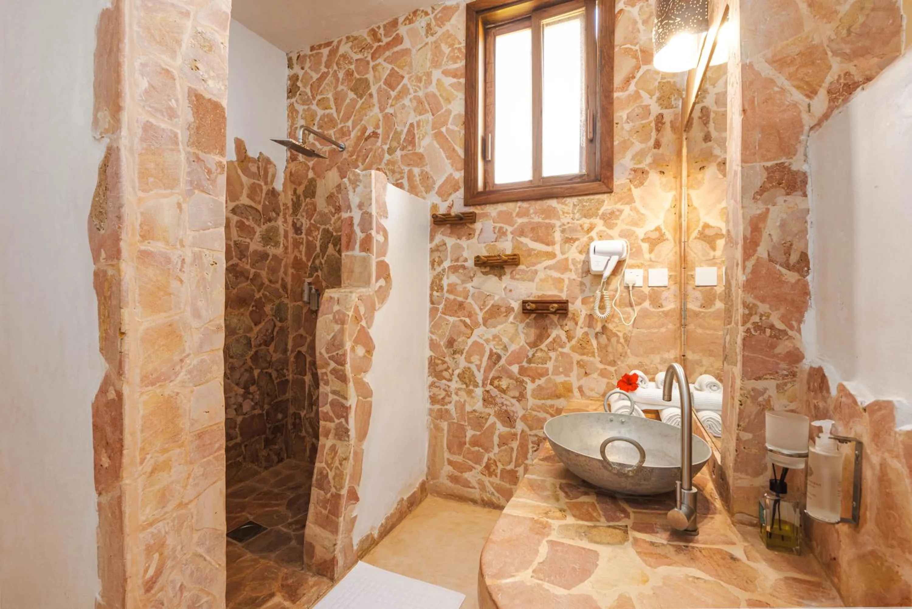 Shower in Mvuvi Boutique Resort