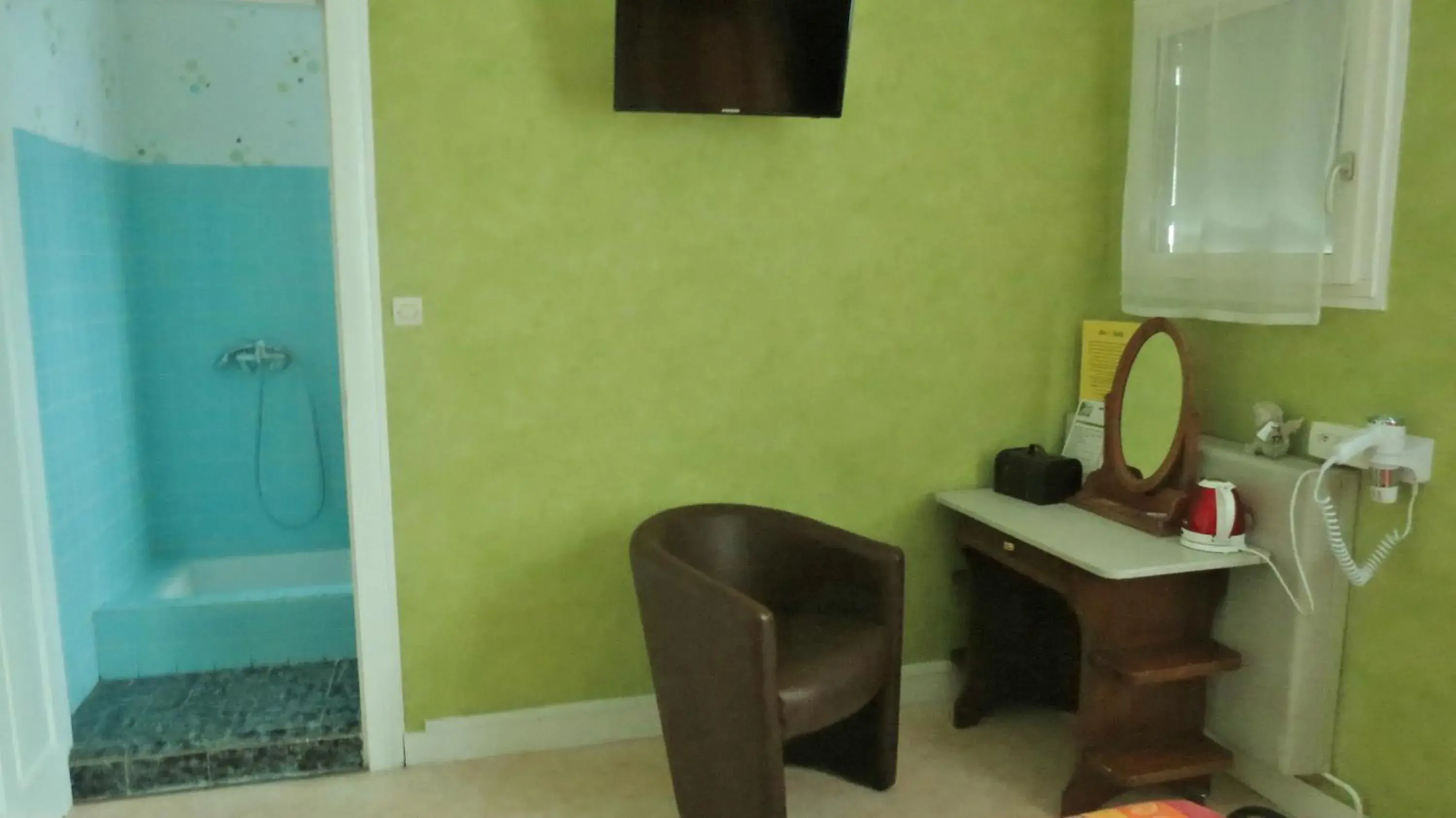 Double Room - single occupancy in Hotel Au Petit Béarn Double Room - single occupancy in Hotel Au Petit Béarn