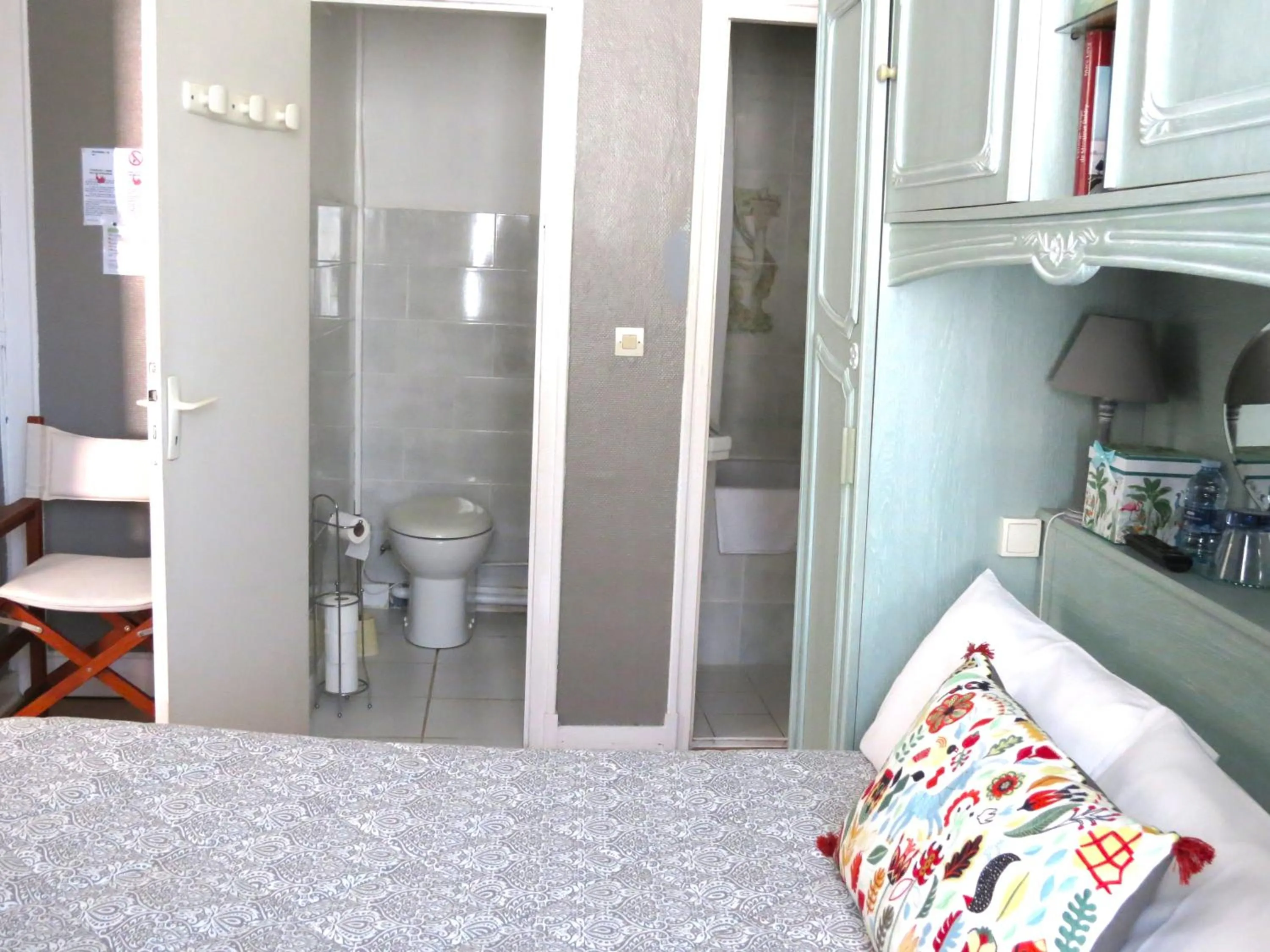 Toilet in Hotel Au Petit Béarn