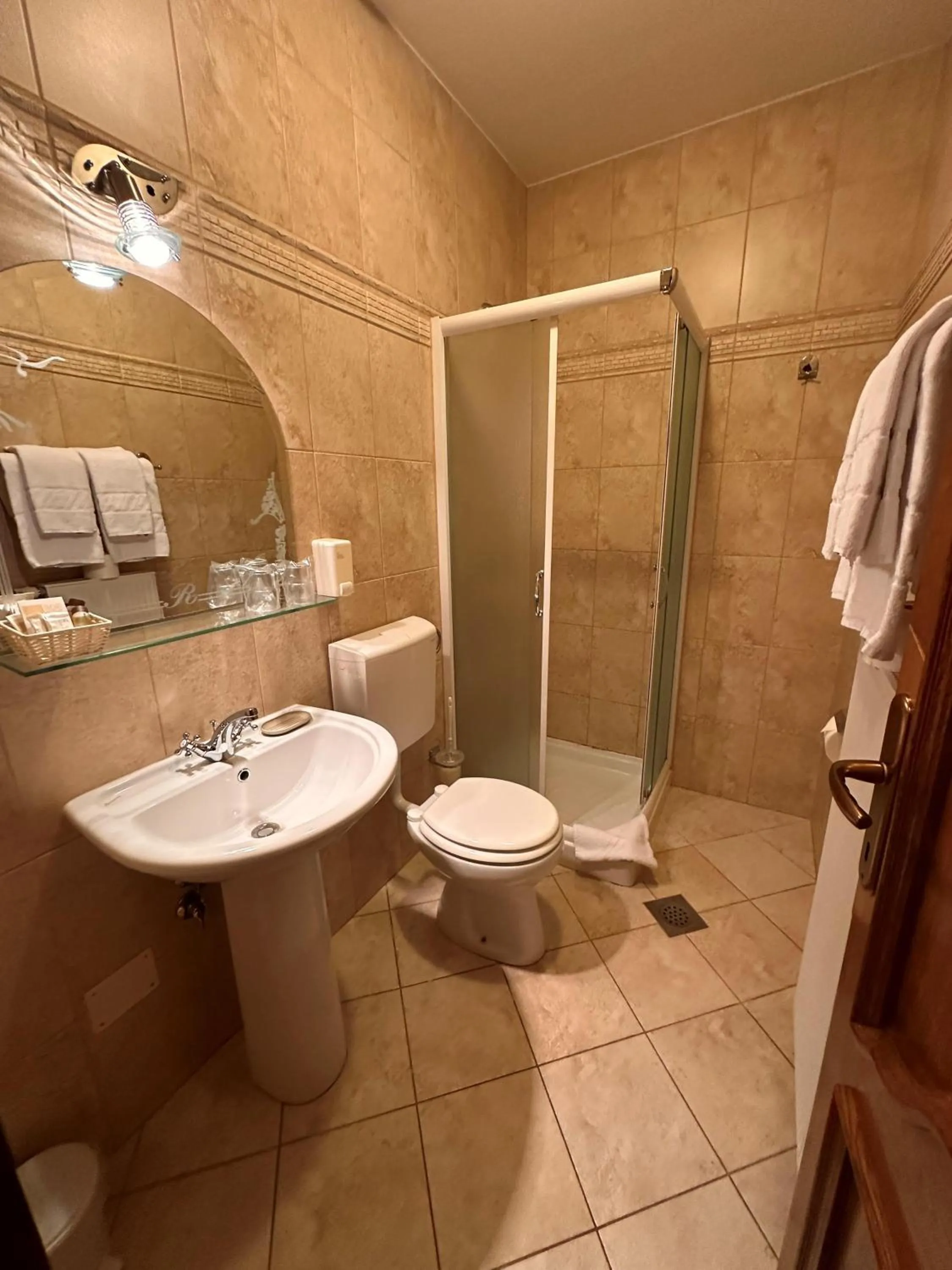 Shower in Hotel Grande