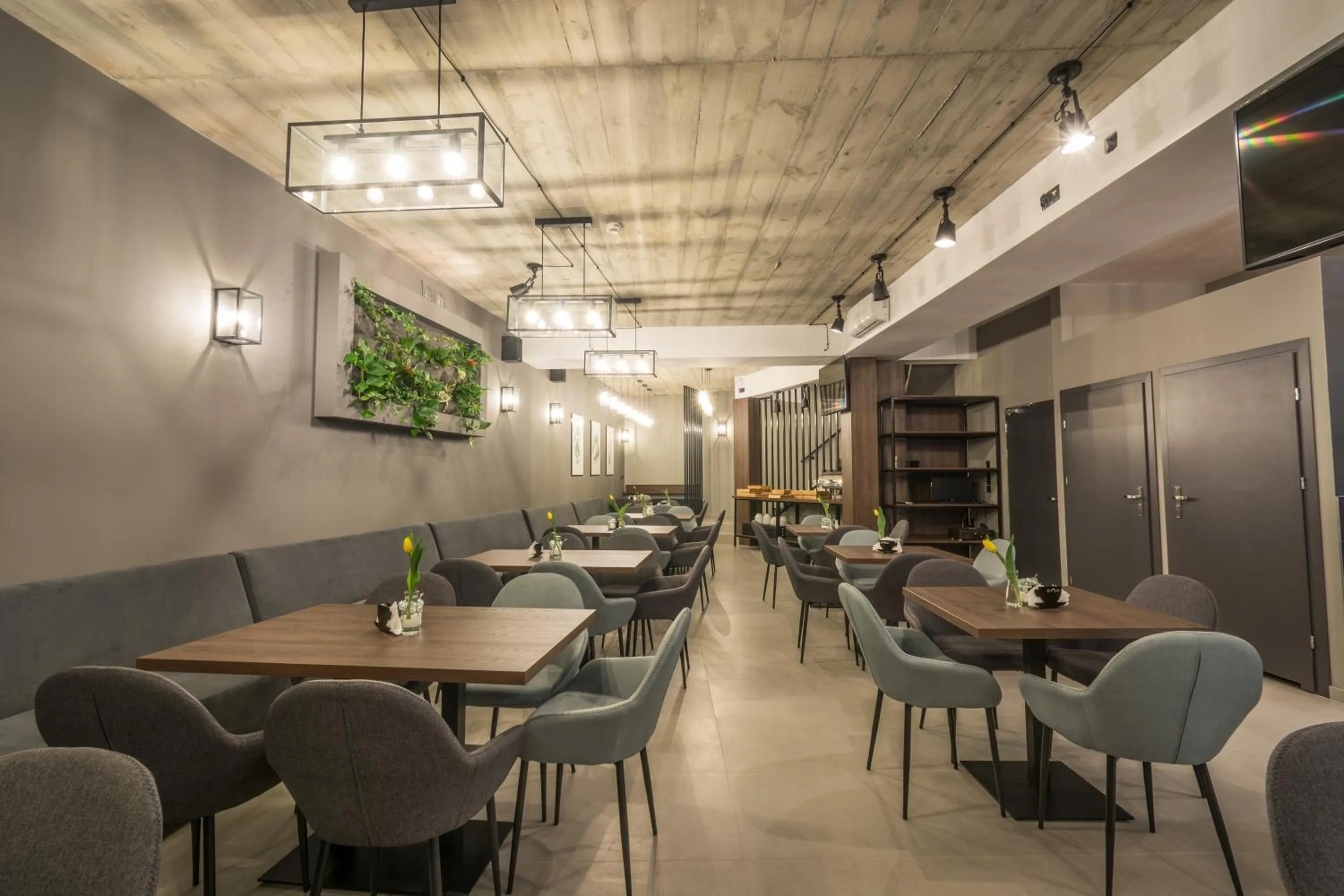 Restaurant/places to eat in Hotel Lavender