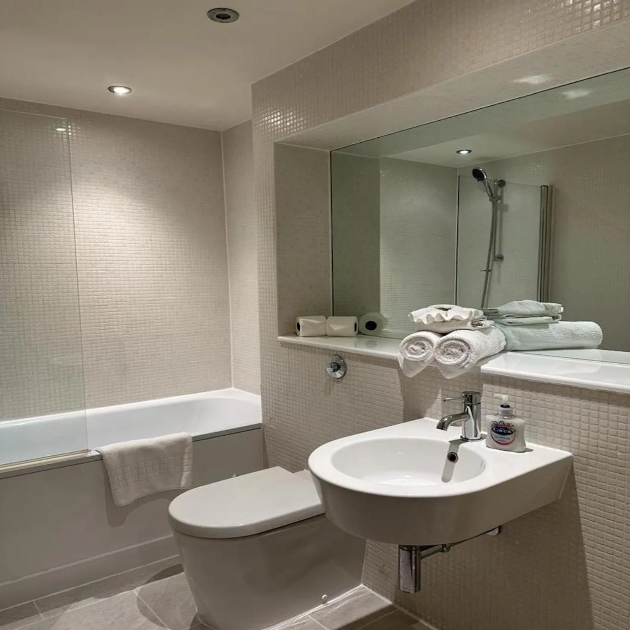 Shower in Canary Wharf - Luxury Apartments
