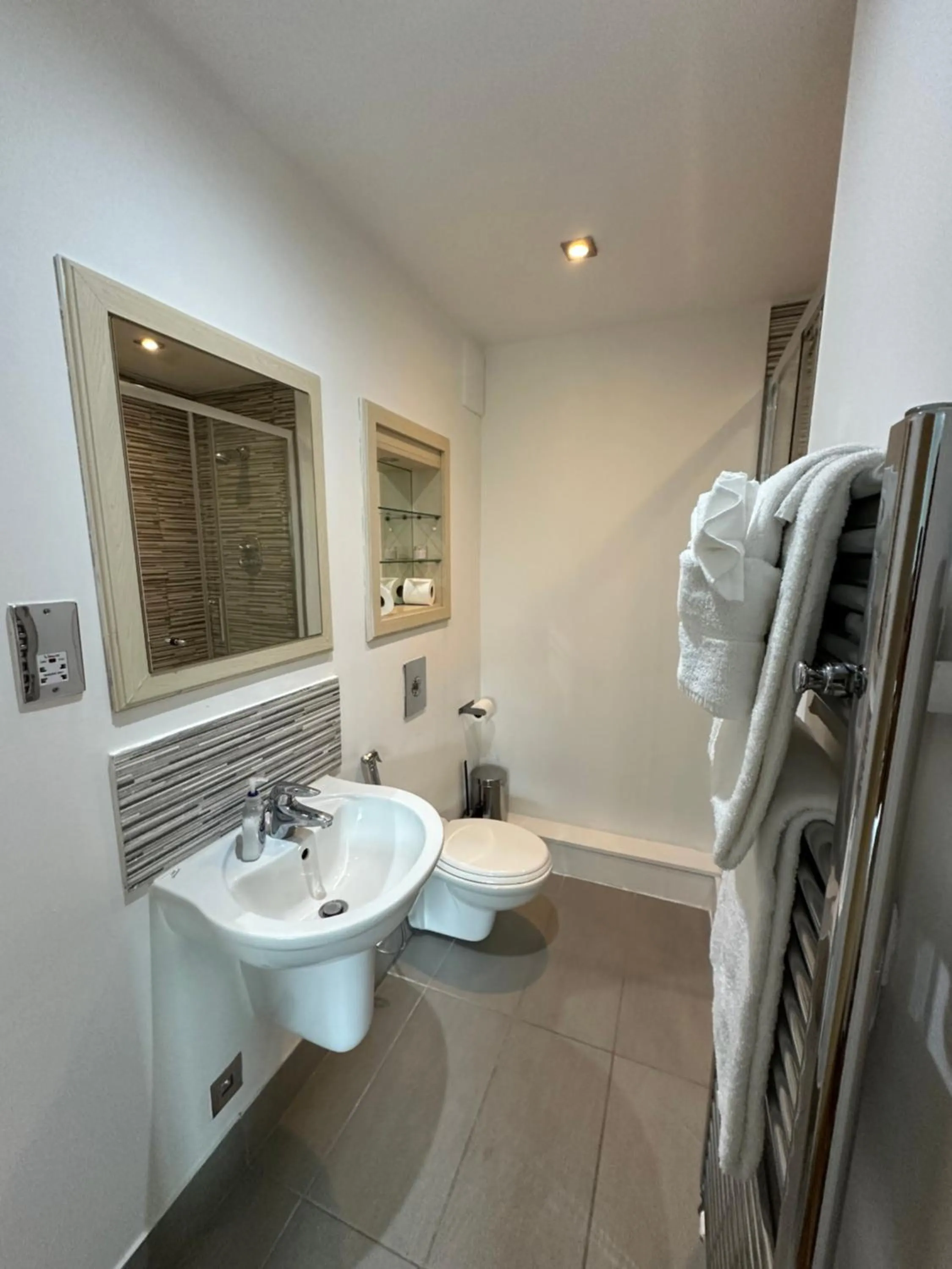 Shower in Canary Wharf - Luxury Apartments