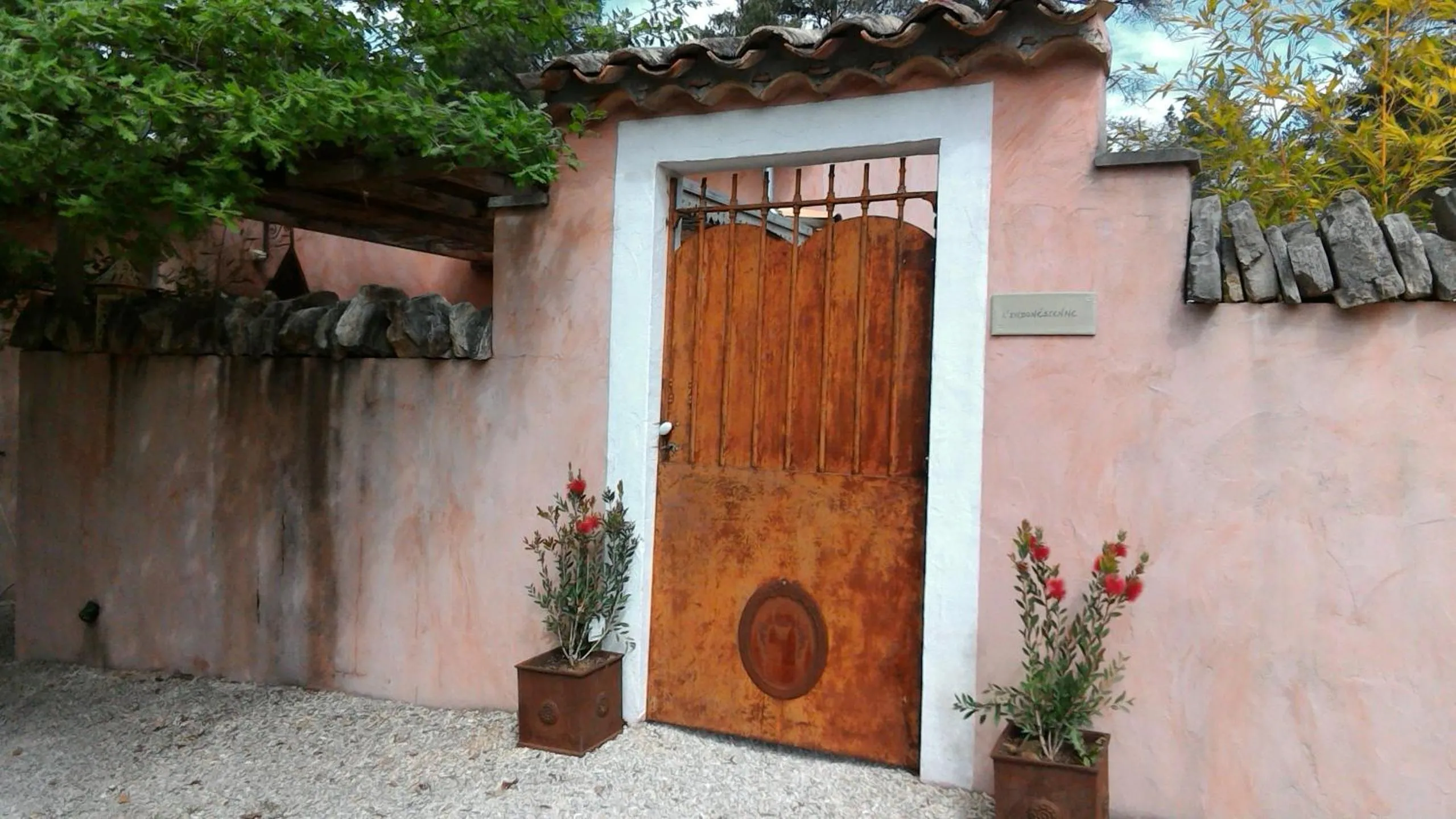 Facade/entrance in Studios et Gite La Sauvasse