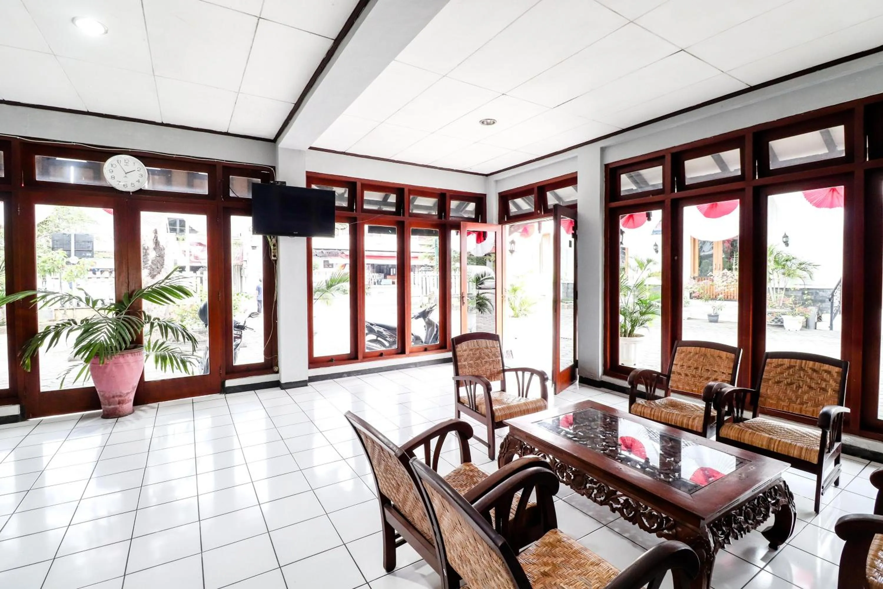 Seating area in Hotel Limaran 1