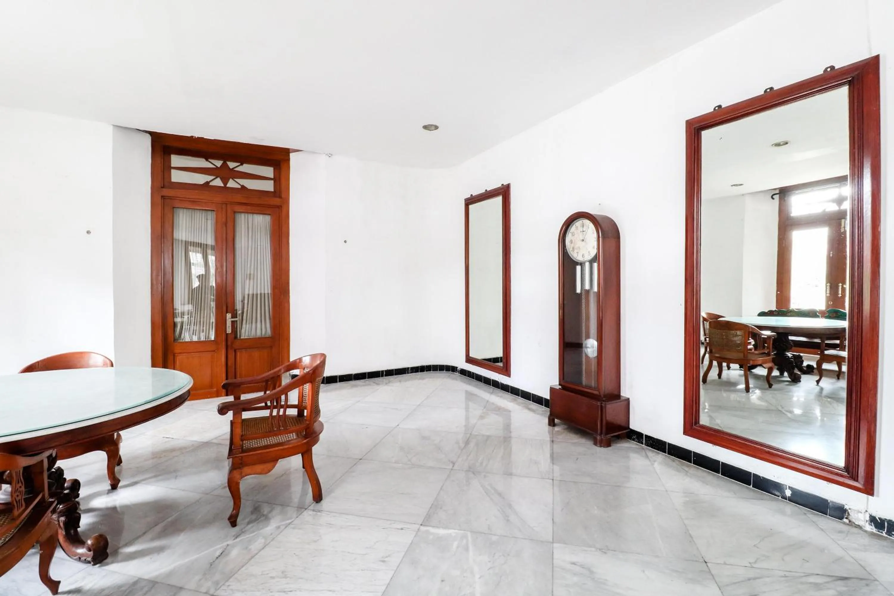 Seating area in Hotel Limaran 1