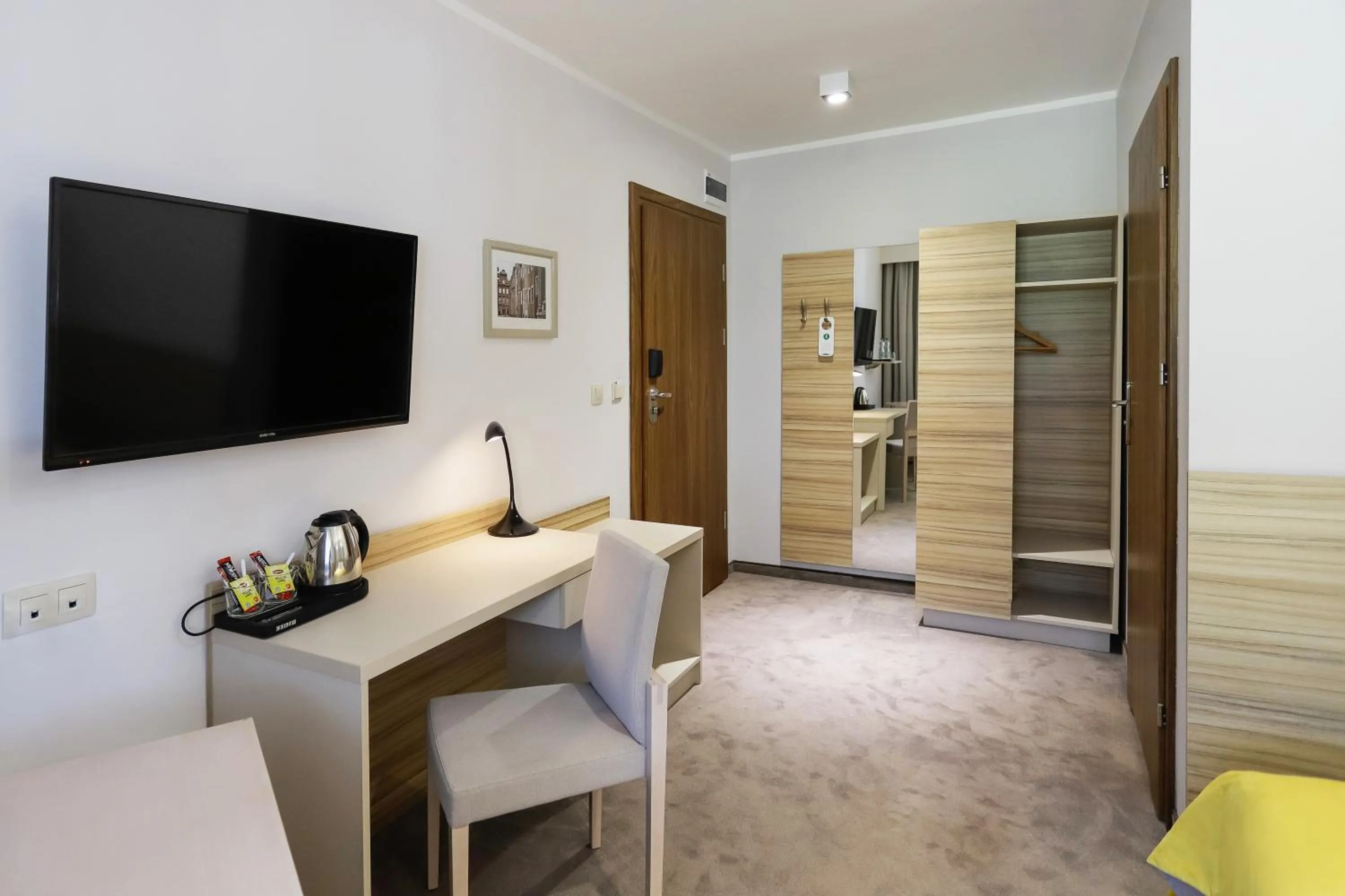 TV and multimedia in Poznań West Hotel - Airport