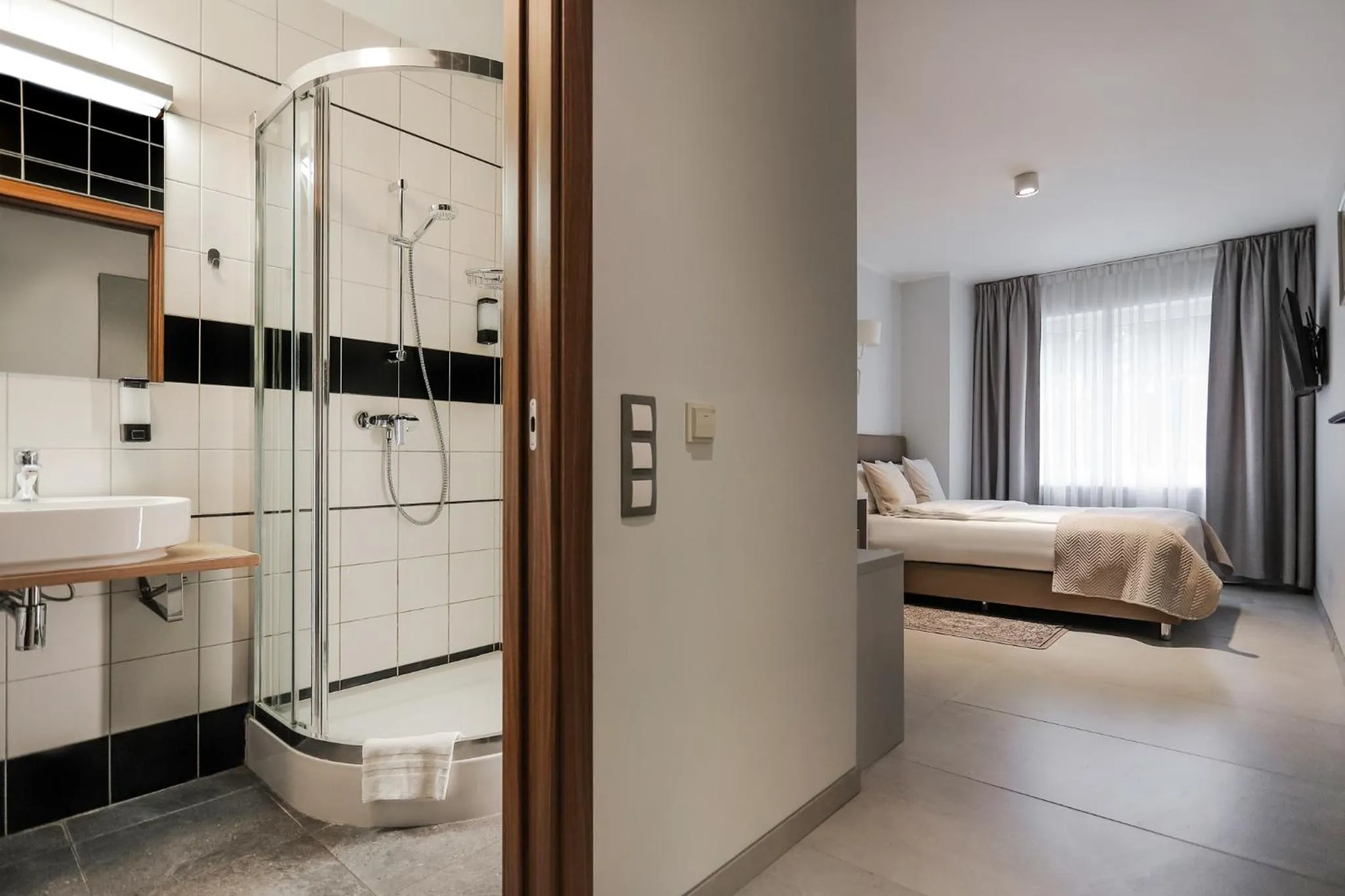 Bathroom, Bed in Poznań West Hotel - Airport