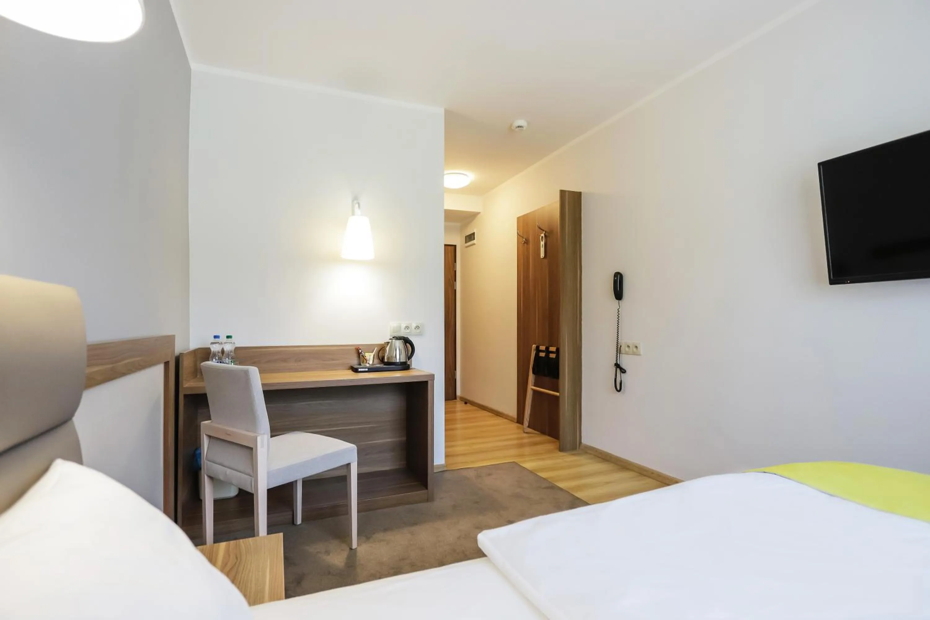 Coffee/tea facilities, Bed in Poznań West Hotel - Airport