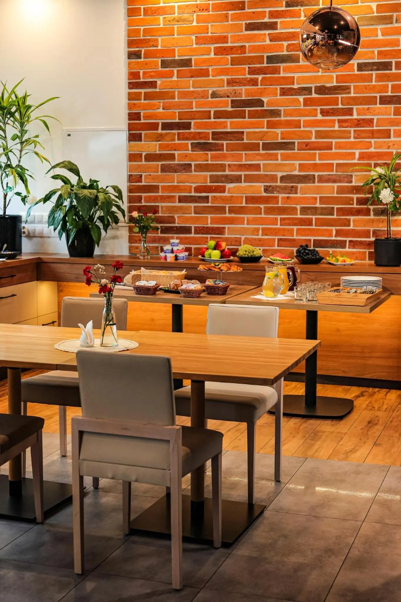 Restaurant/places to eat in Poznań West Hotel - Airport