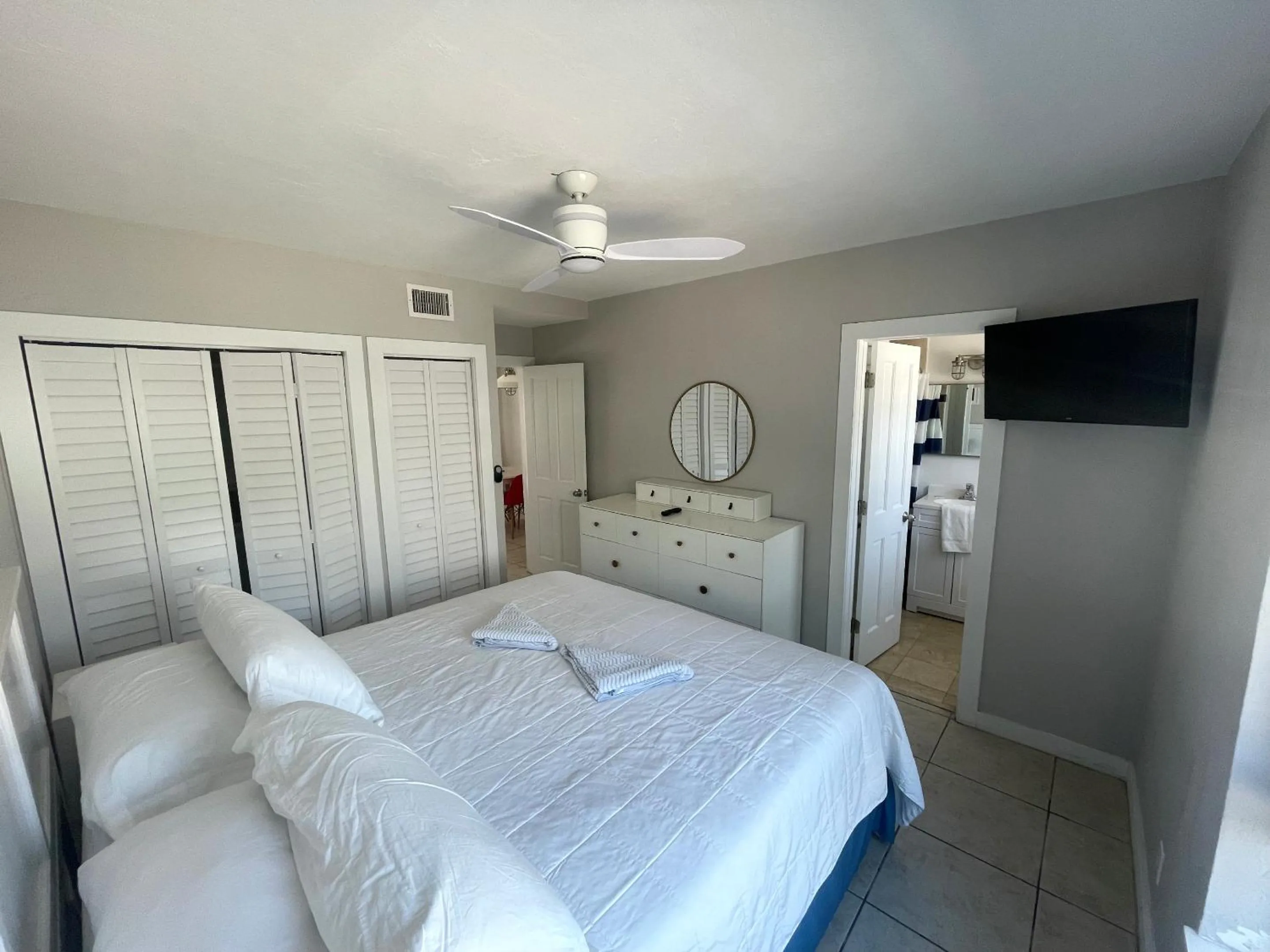 Bedroom, Bed in Shore View Hotel