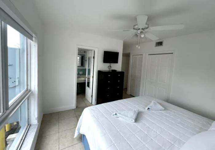 Bedroom, Bed in Shore View Hotel