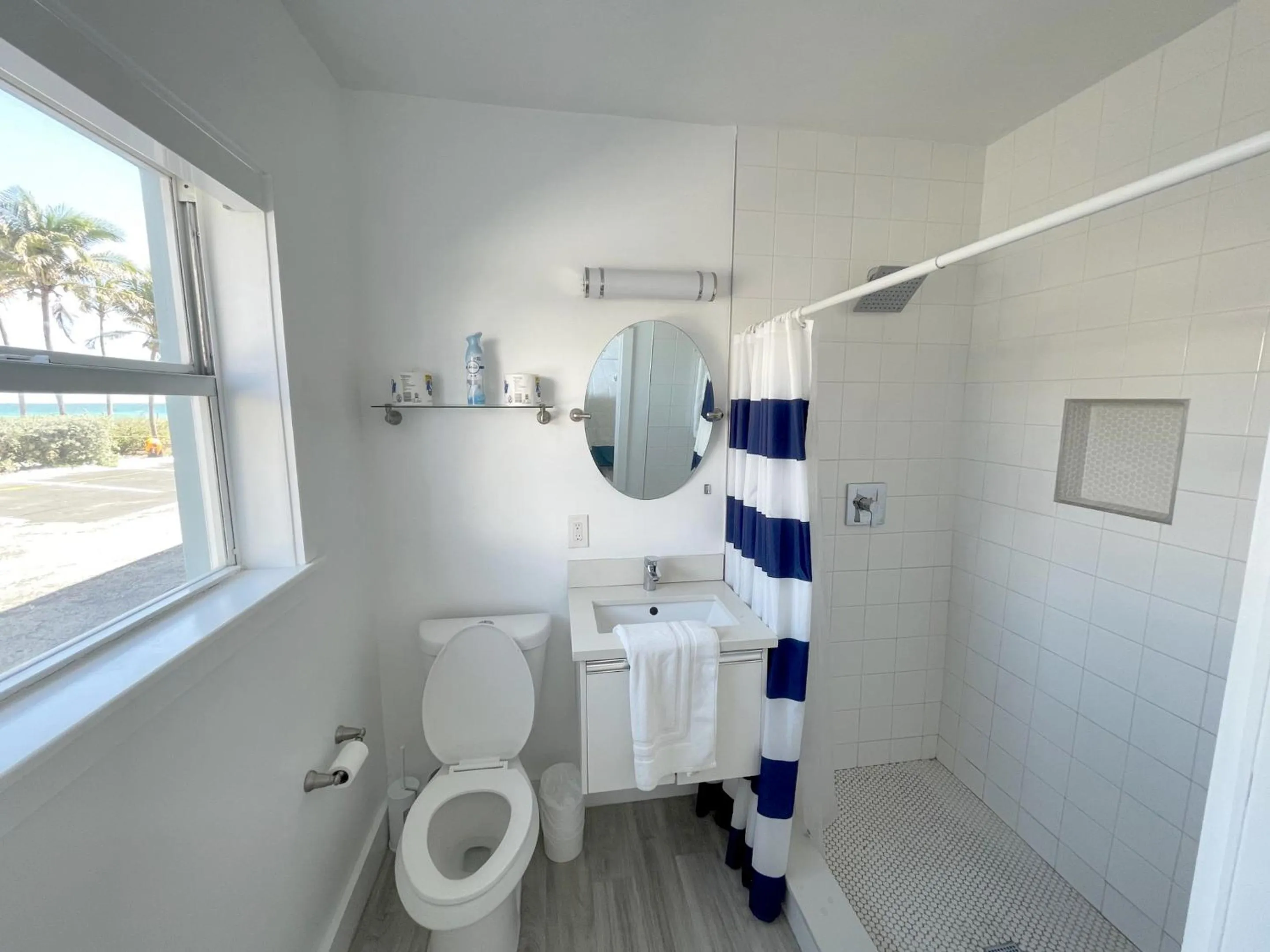 Bathroom in Shore View Hotel