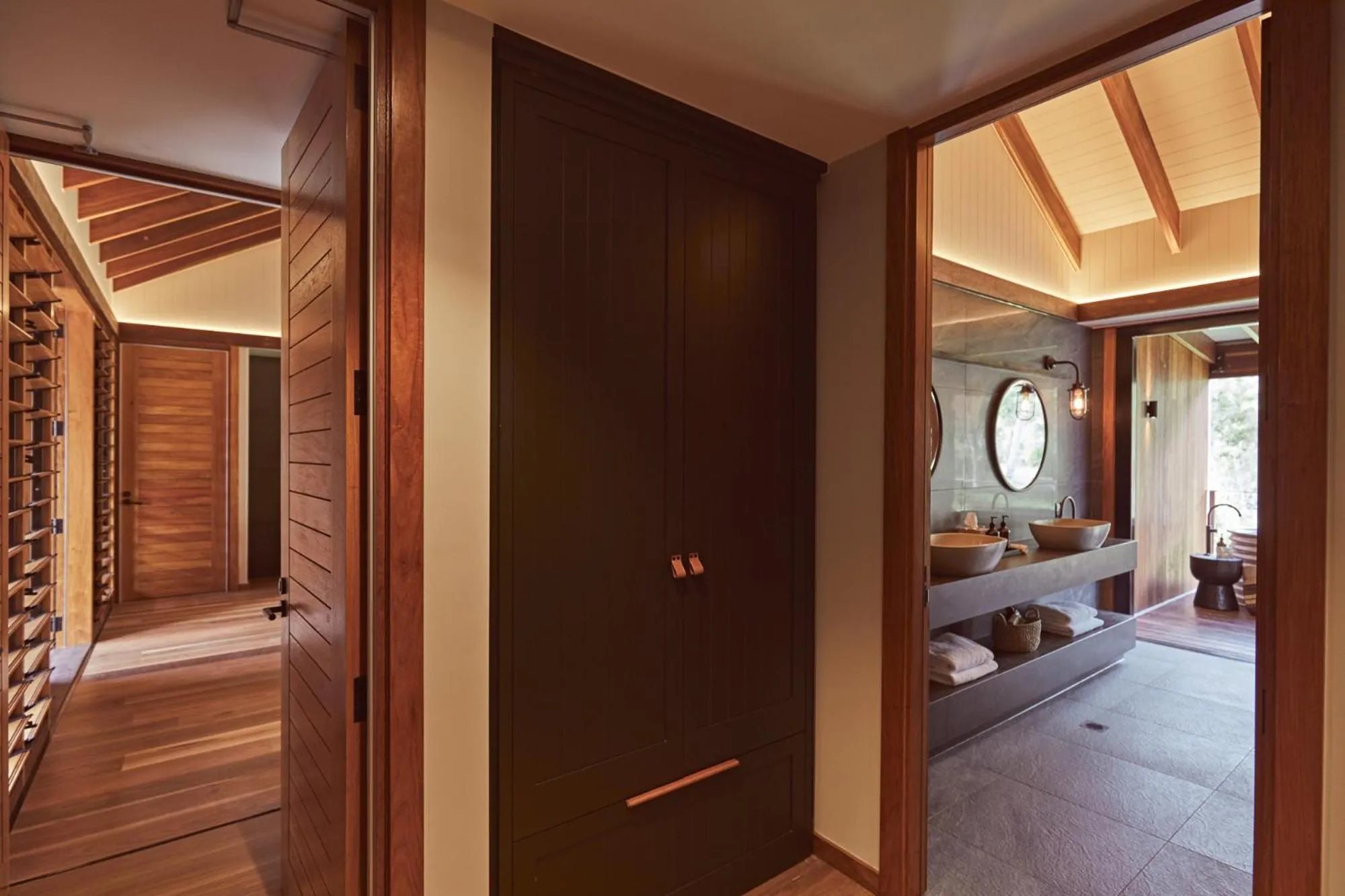 Bathroom, Bed in Mt Mulligan Lodge