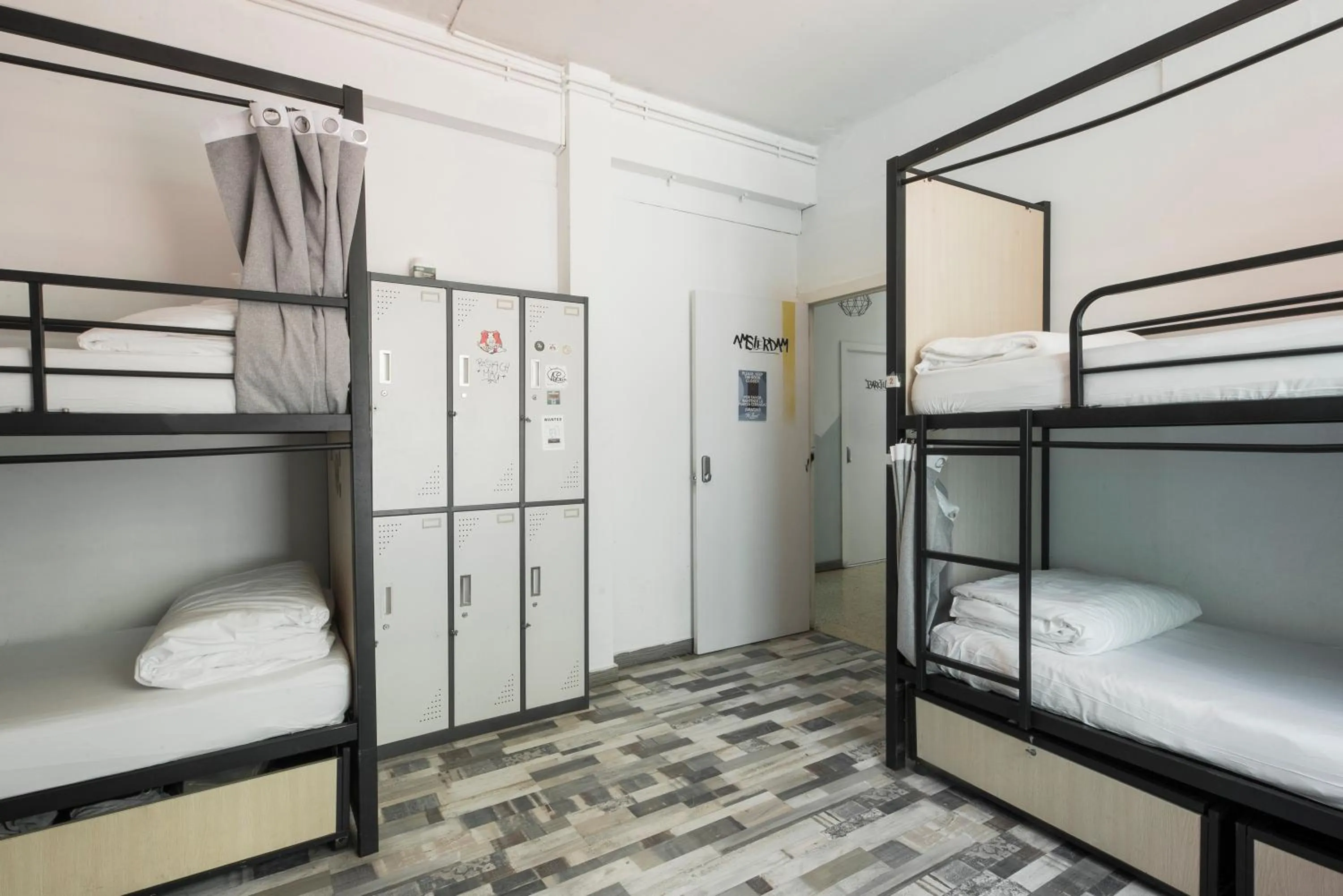 Photo of the whole room, Bed in No Limit Hostel Graffiti