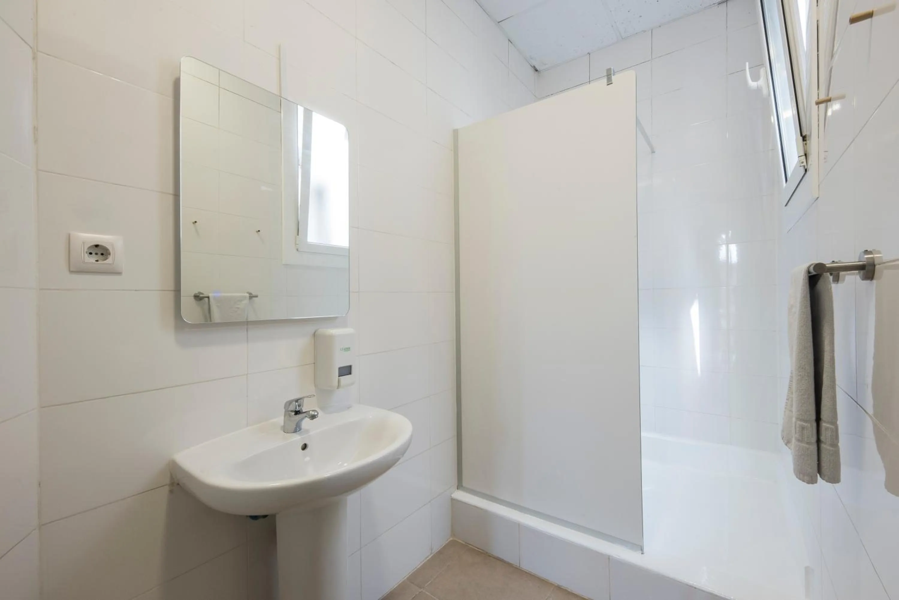 Shower in No Limit Hostel Graffiti