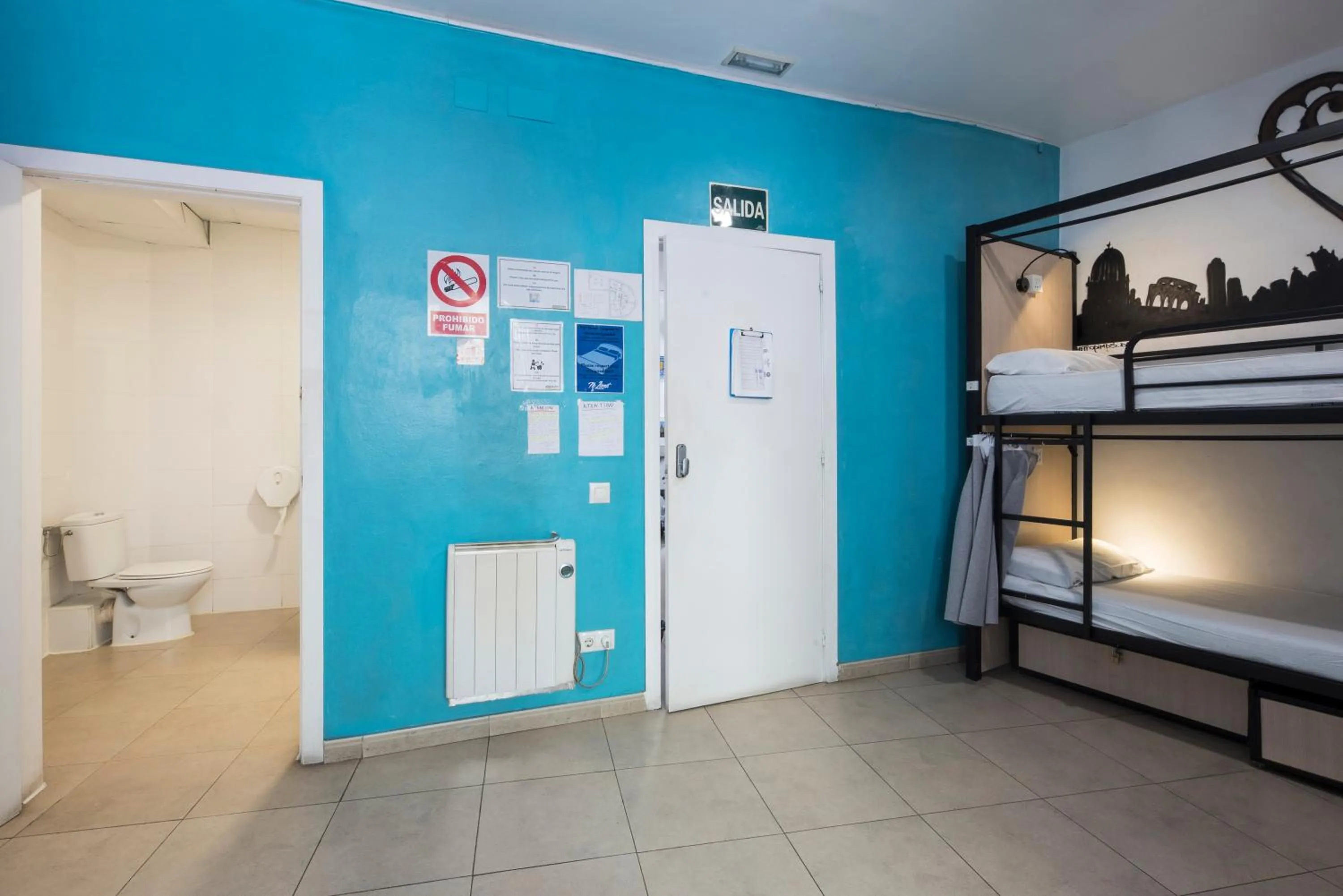 Bathroom, Bed in No Limit Hostel Graffiti