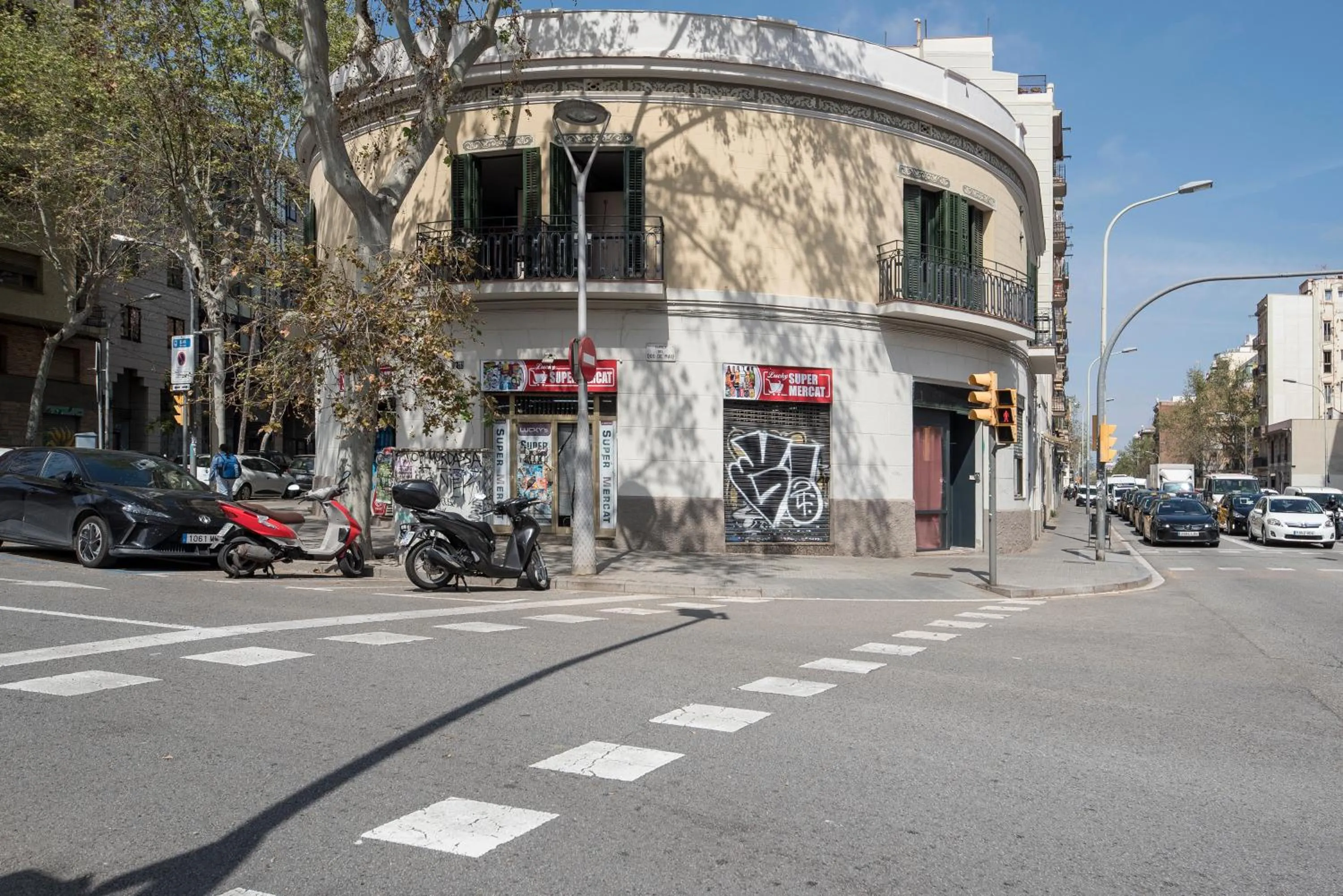 Property building in No Limit Hostel Graffiti