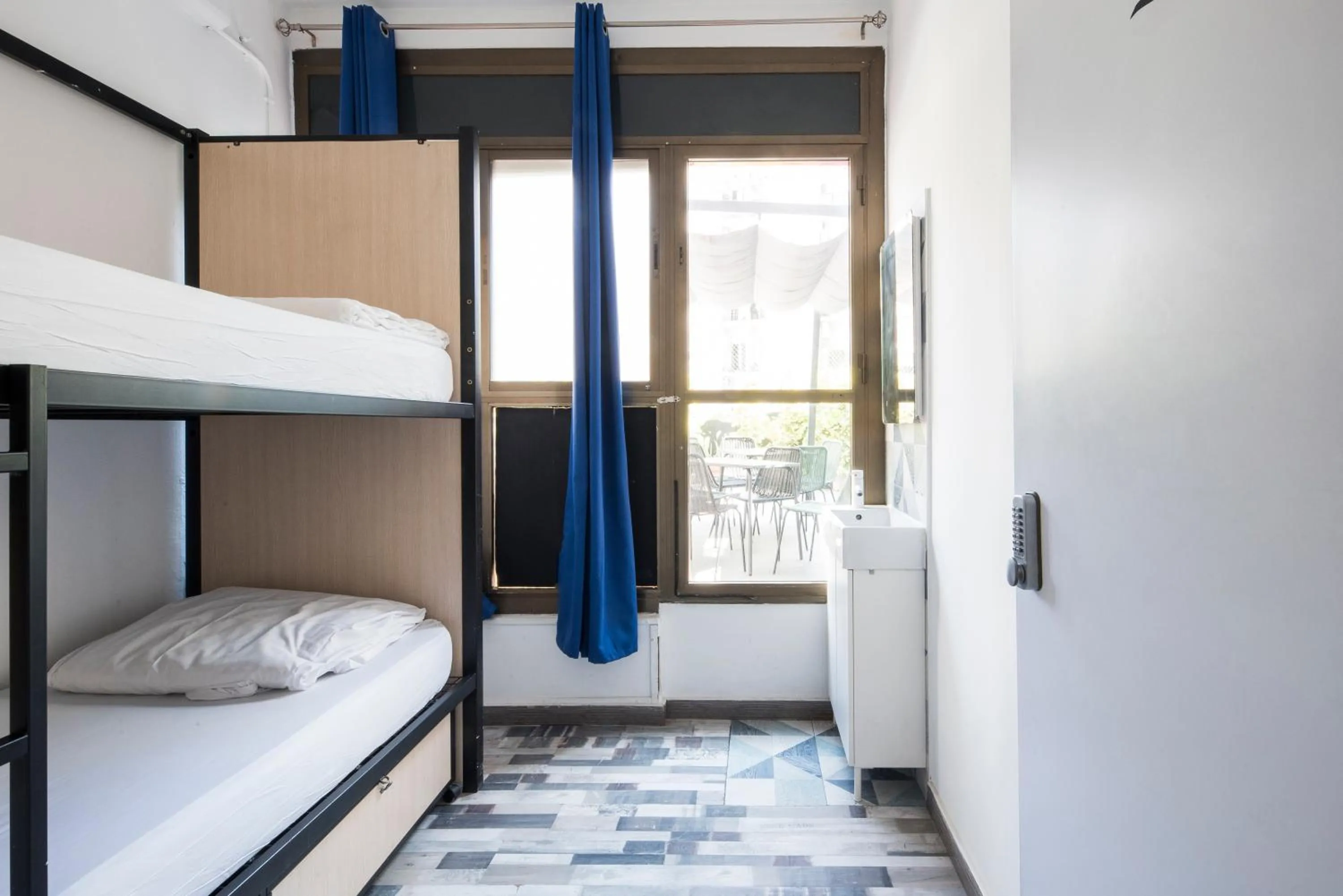 Photo of the whole room, Bed in No Limit Hostel Graffiti