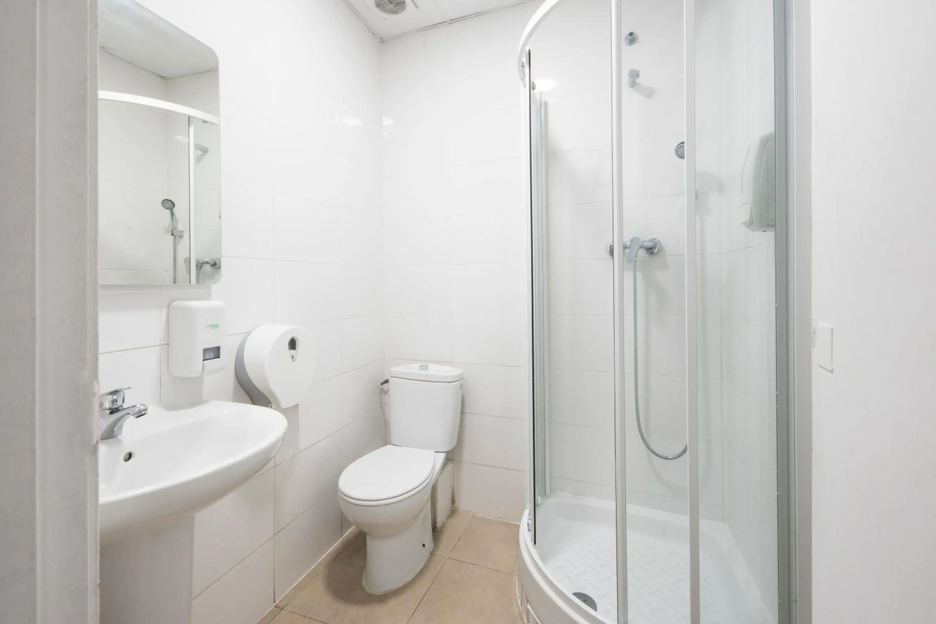 Shower in No Limit Hostel Graffiti