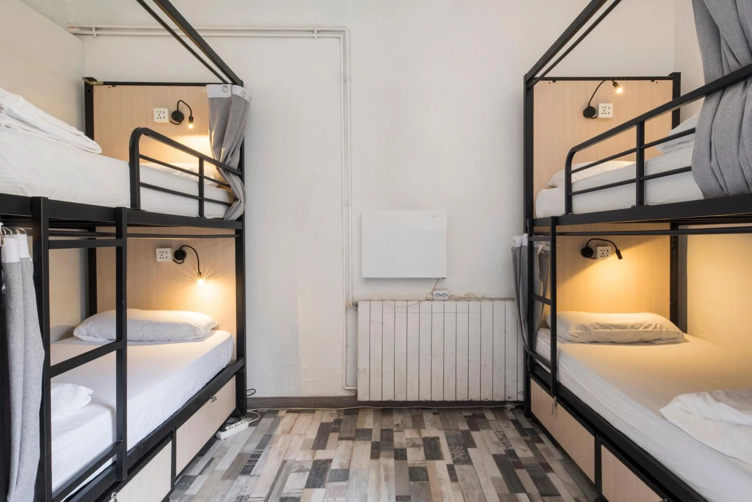 bunk bed, Bed in No Limit Hostel Graffiti