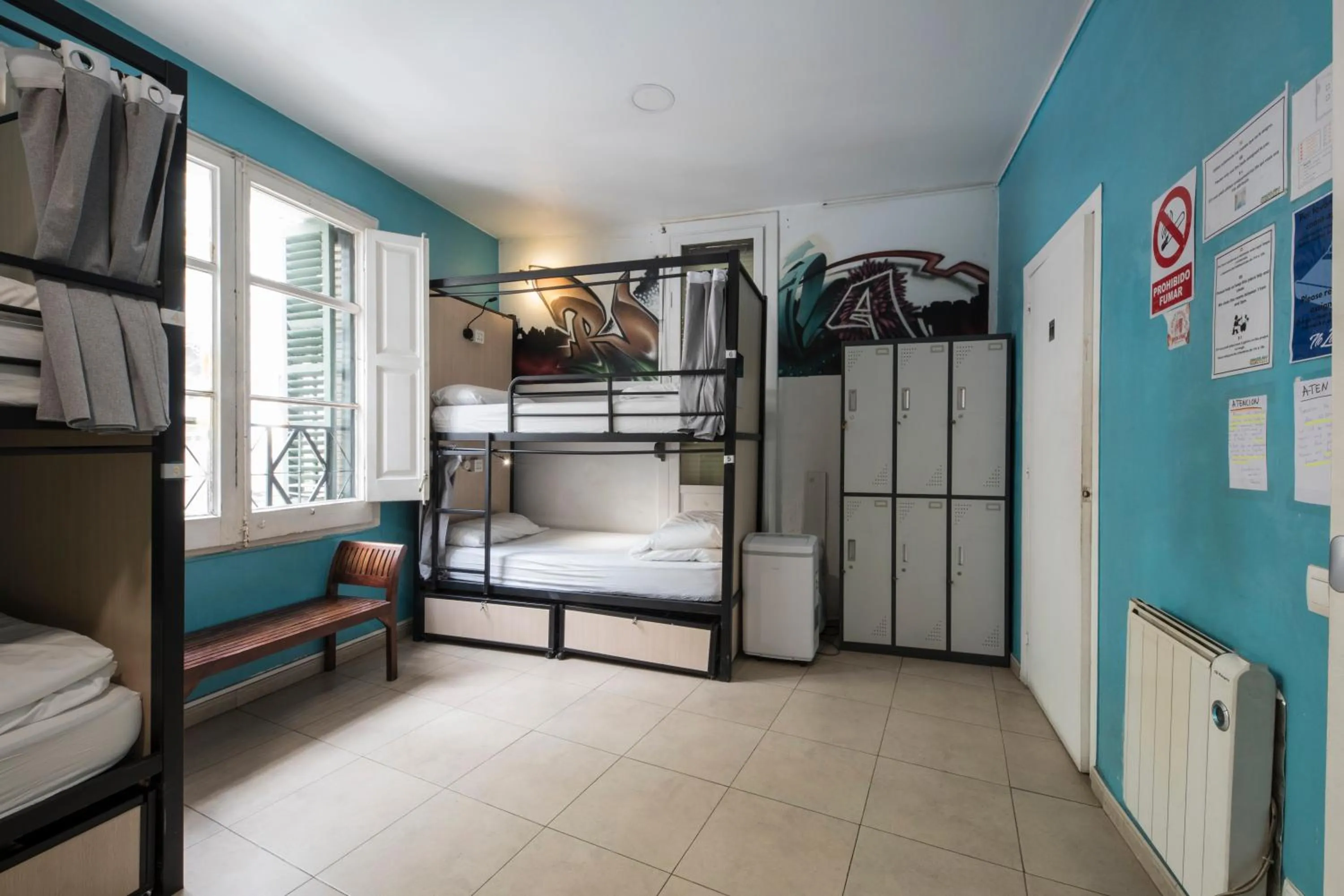 Photo of the whole room, Bed in No Limit Hostel Graffiti