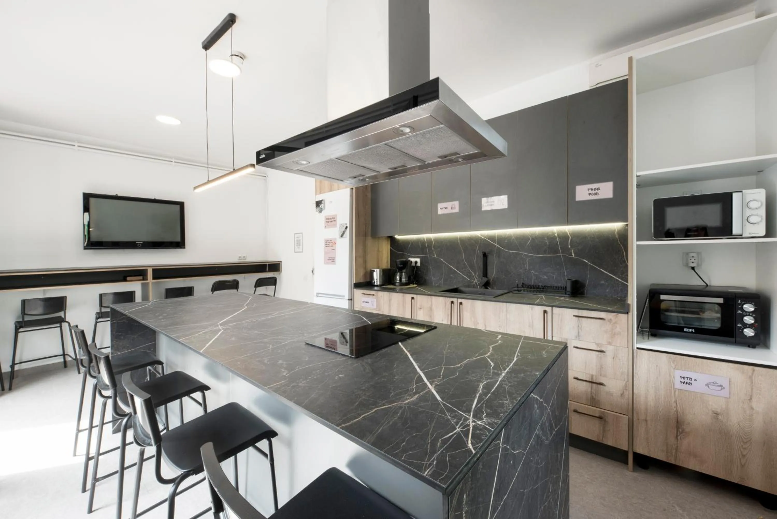 Communal kitchen in No Limit Hostel Graffiti