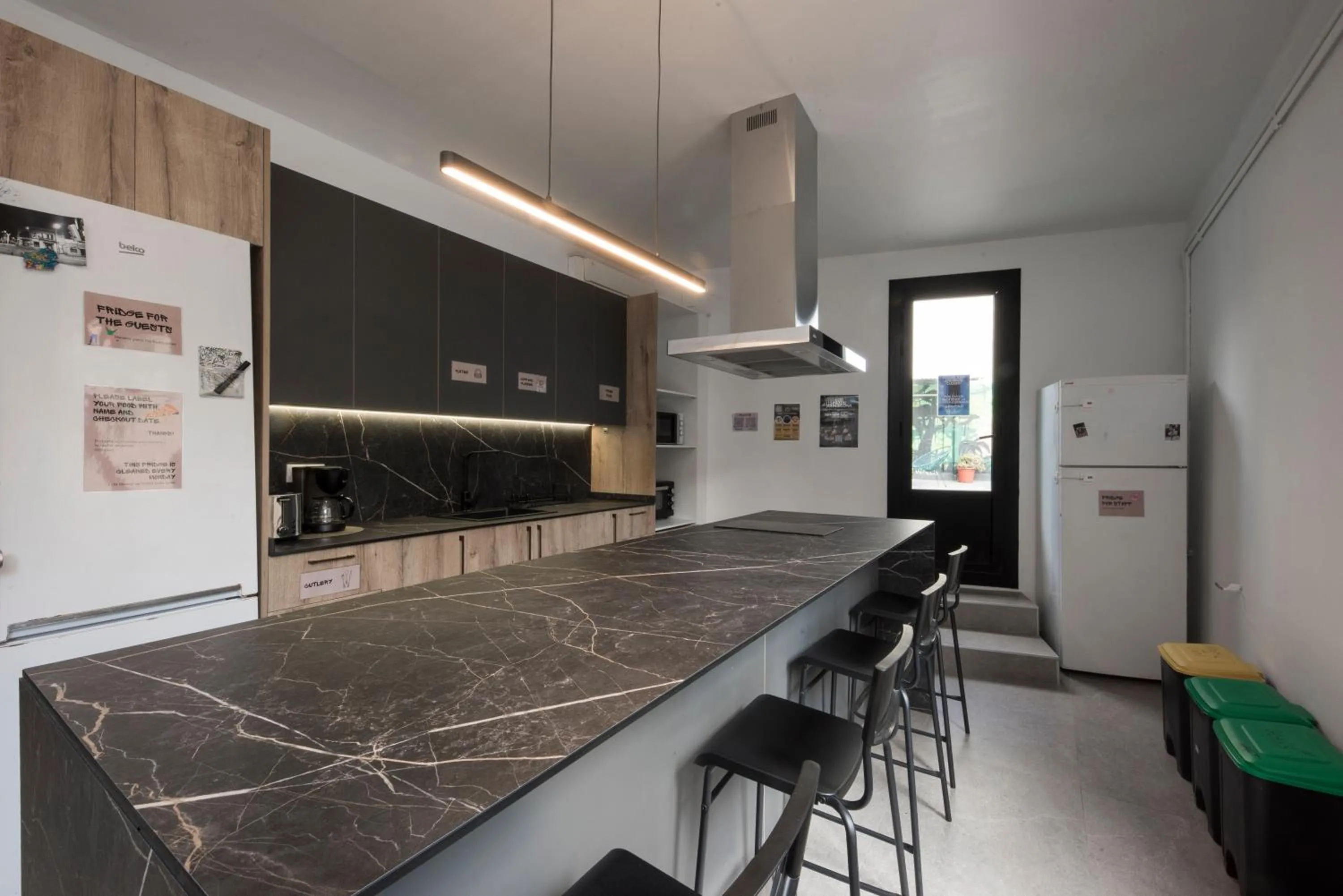 Kitchen or kitchenette in No Limit Hostel Graffiti