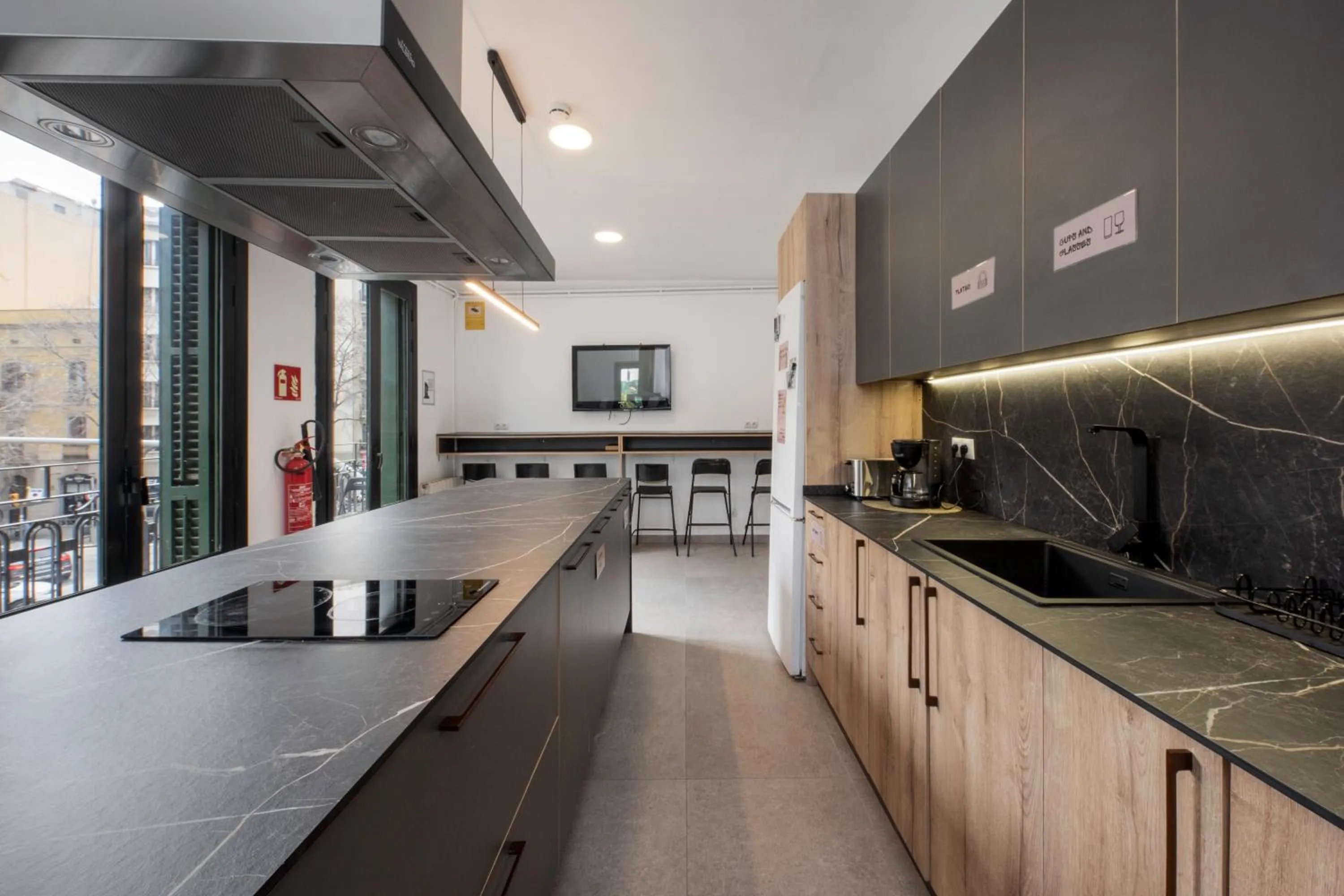 Communal kitchen in No Limit Hostel Graffiti