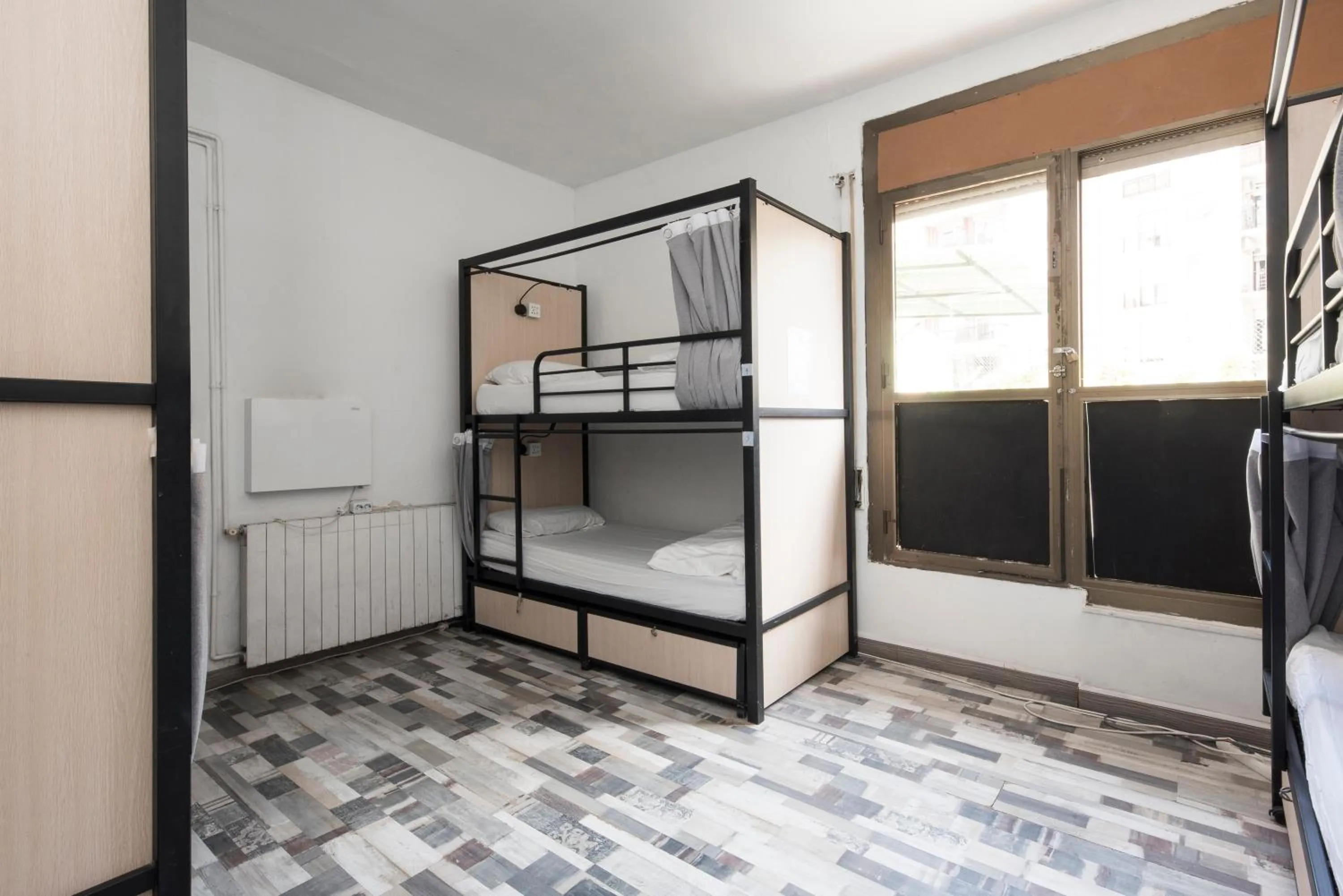 bunk bed, Bed in No Limit Hostel Graffiti