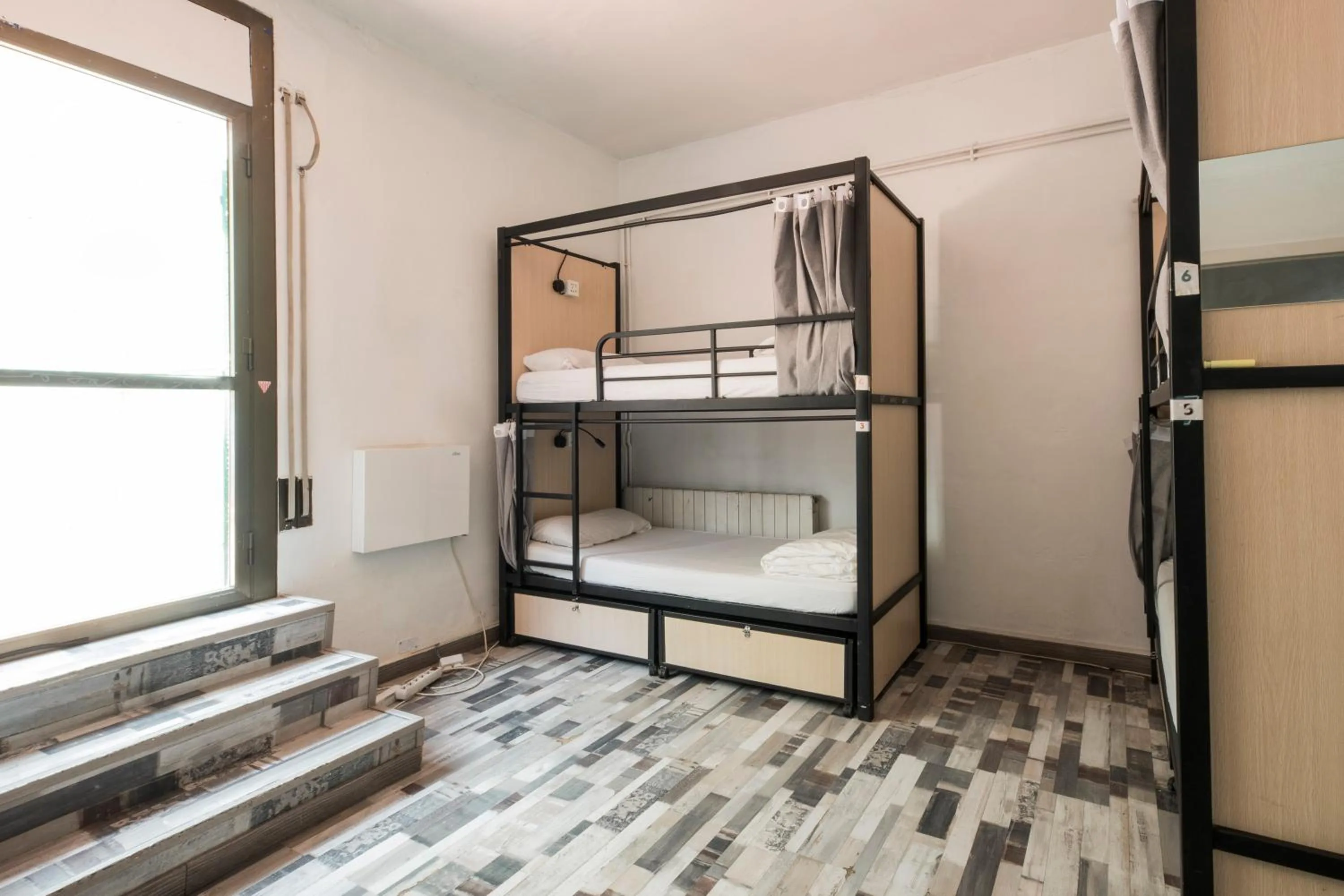 Bedroom, Bed in No Limit Hostel Graffiti