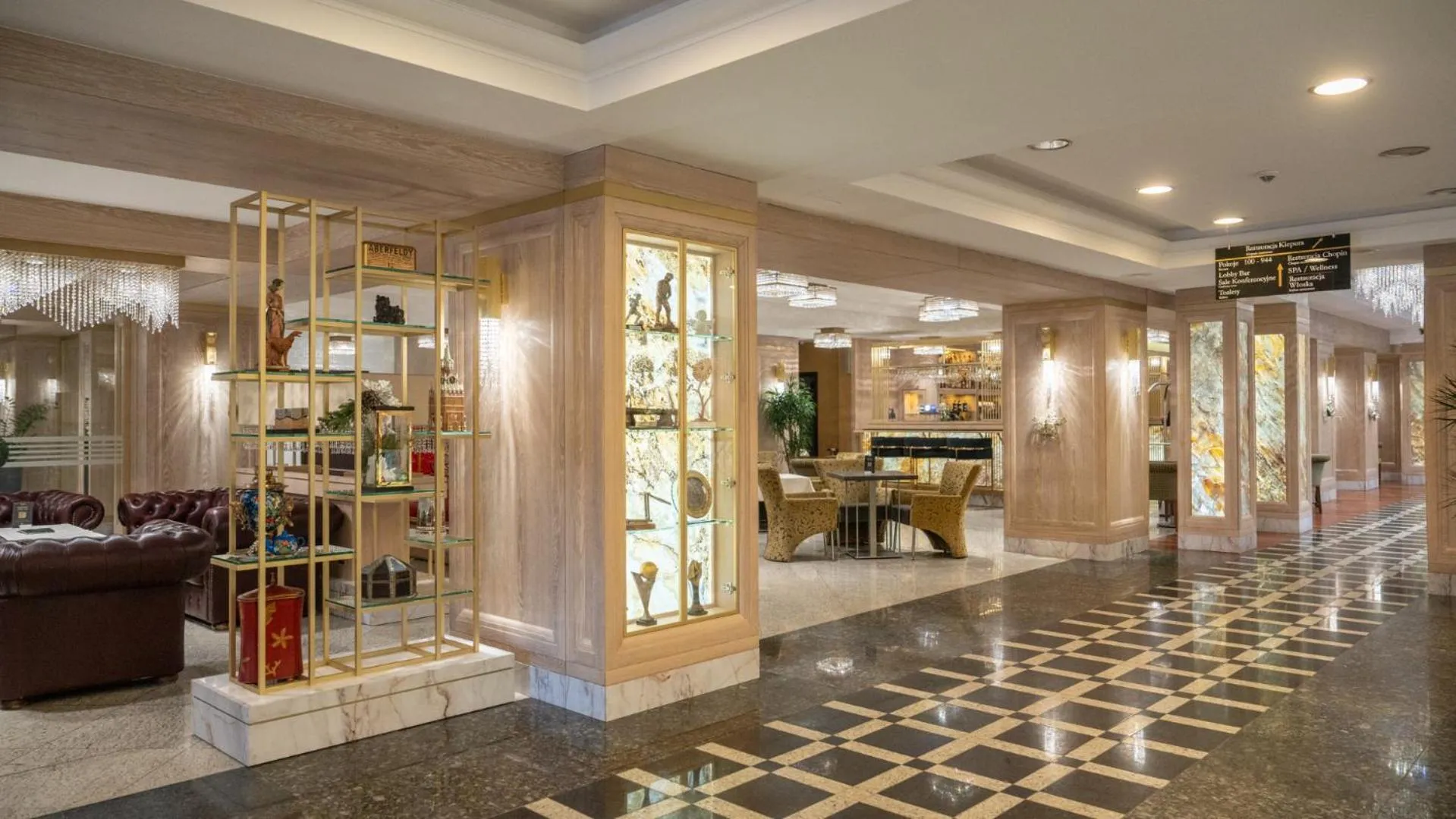 Lobby or reception in Hotel Czarny Potok Resort SPA & Conference