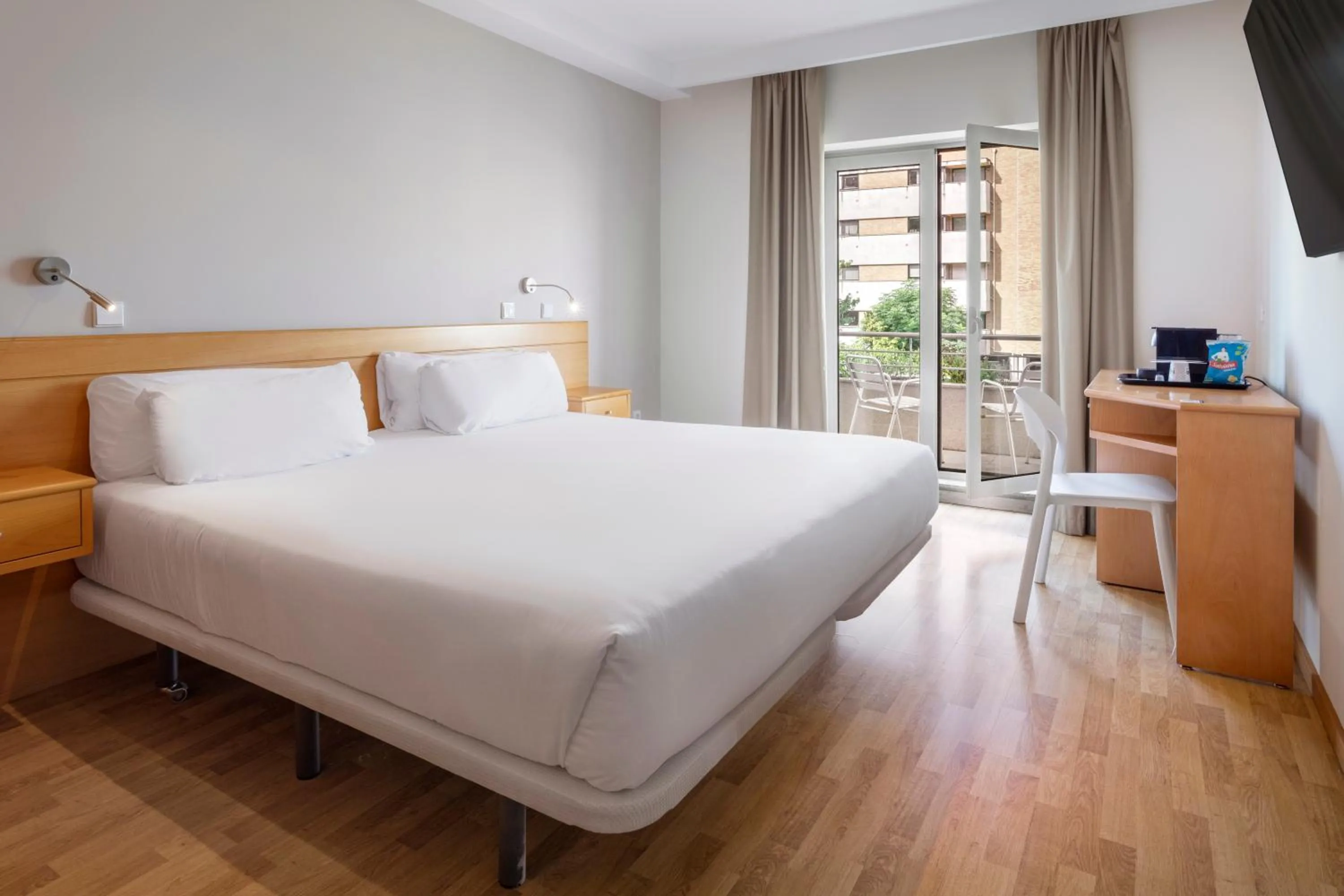 TV and multimedia, Bed in B&B HOTEL Braga Lamacaes