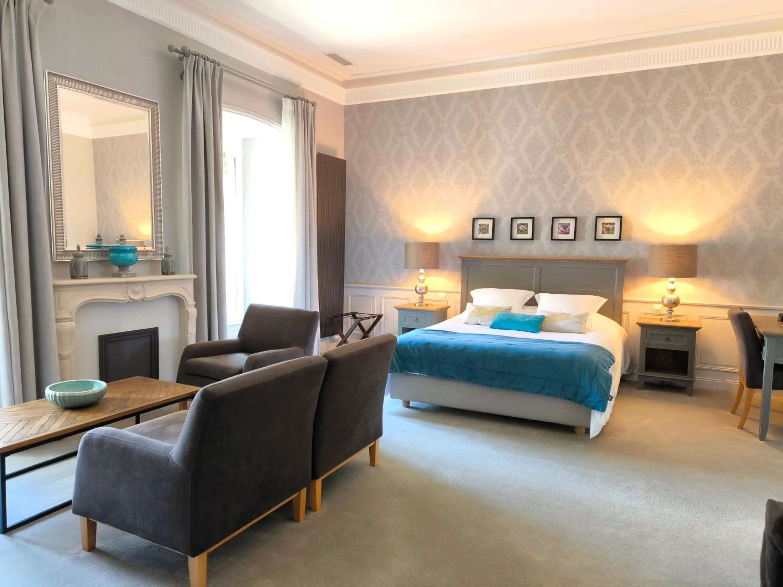 Photo of the whole room, Bed in Hôtel Château de Didonne