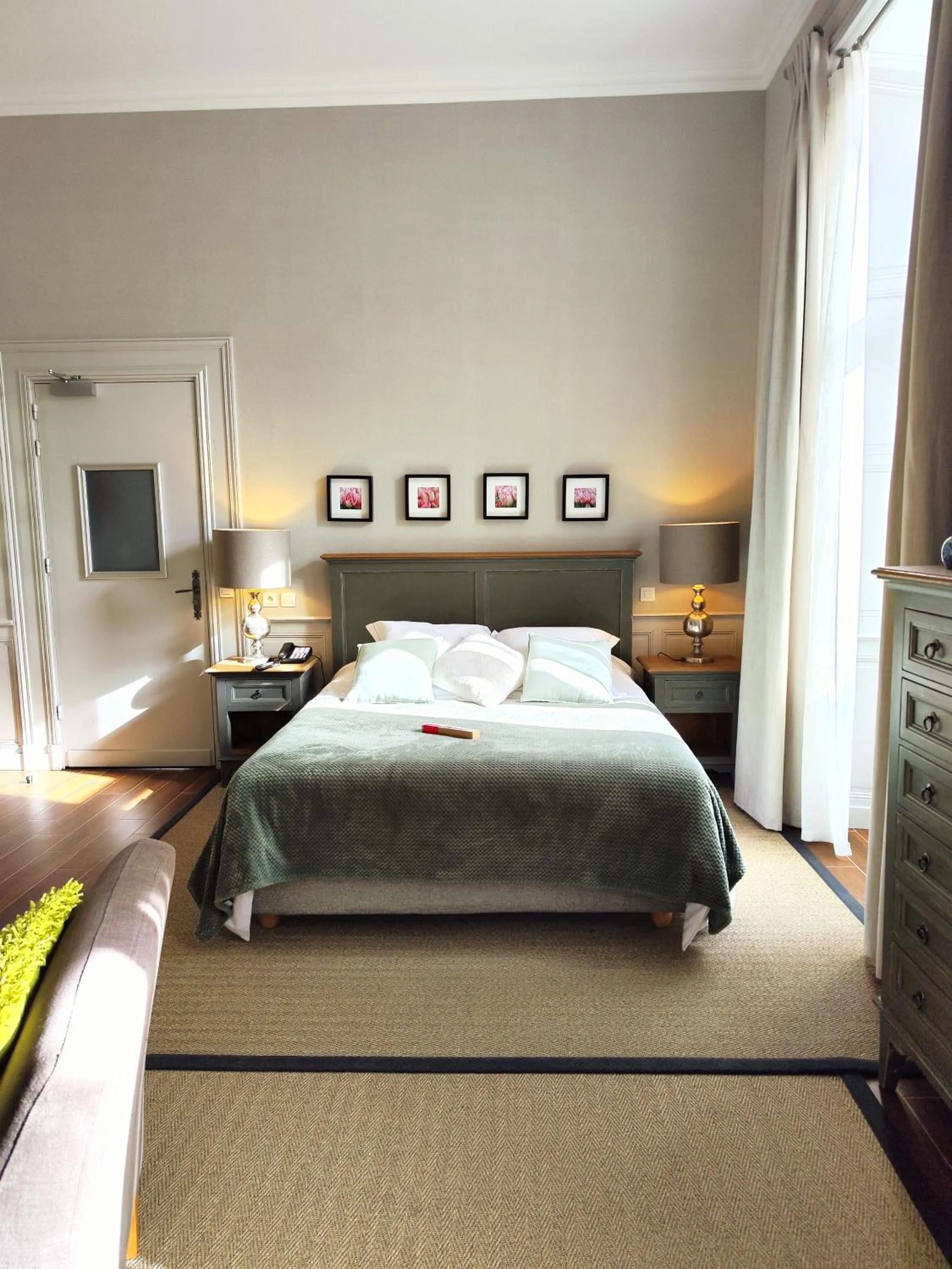 Bedroom, Bed in Hôtel Château de Didonne