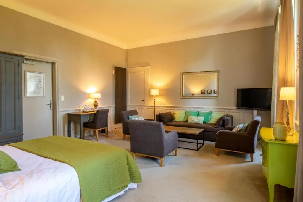 Photo of the whole room, Bed in Hôtel Château de Didonne