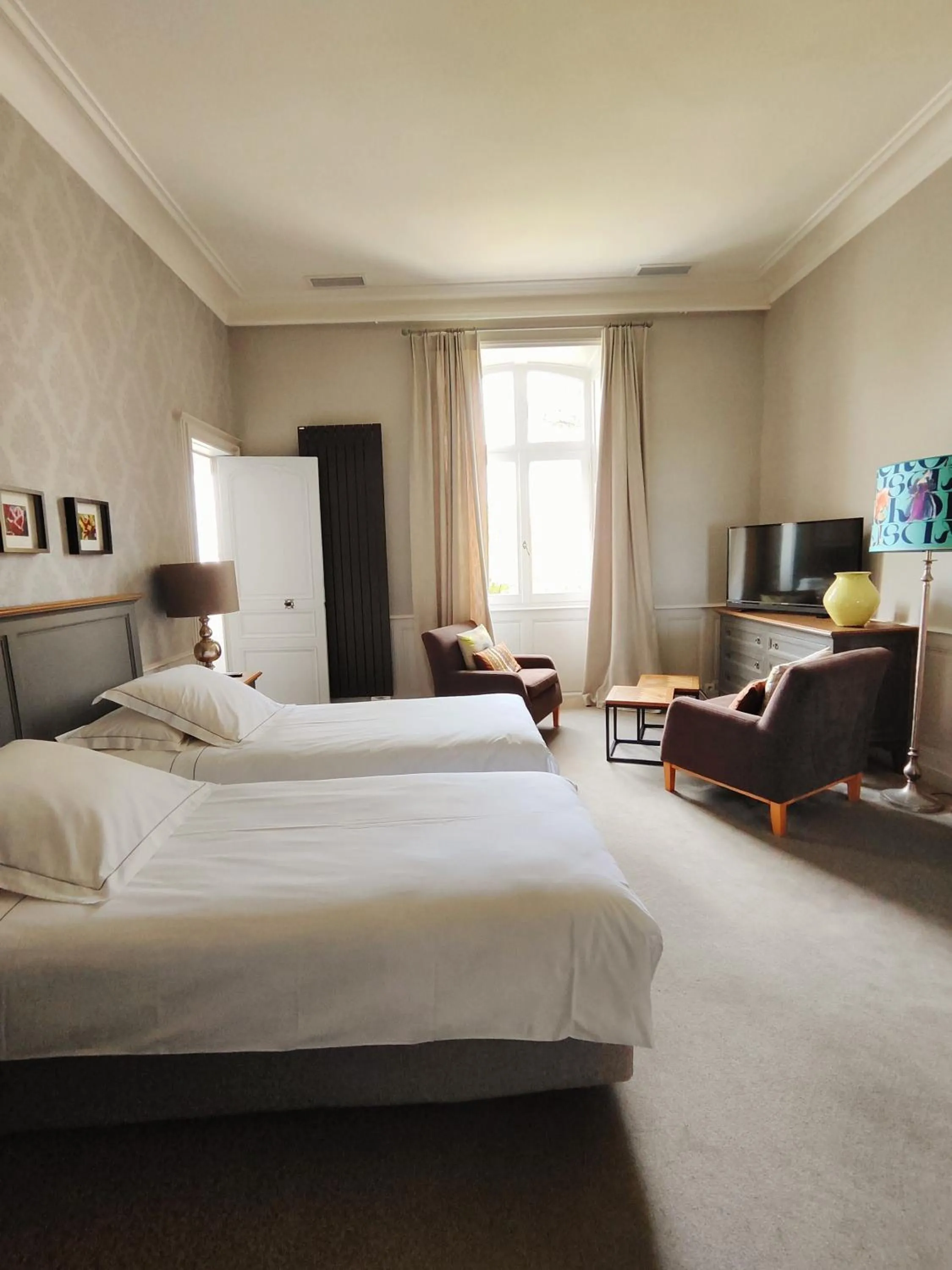 Photo of the whole room, Bed in Hôtel Château de Didonne