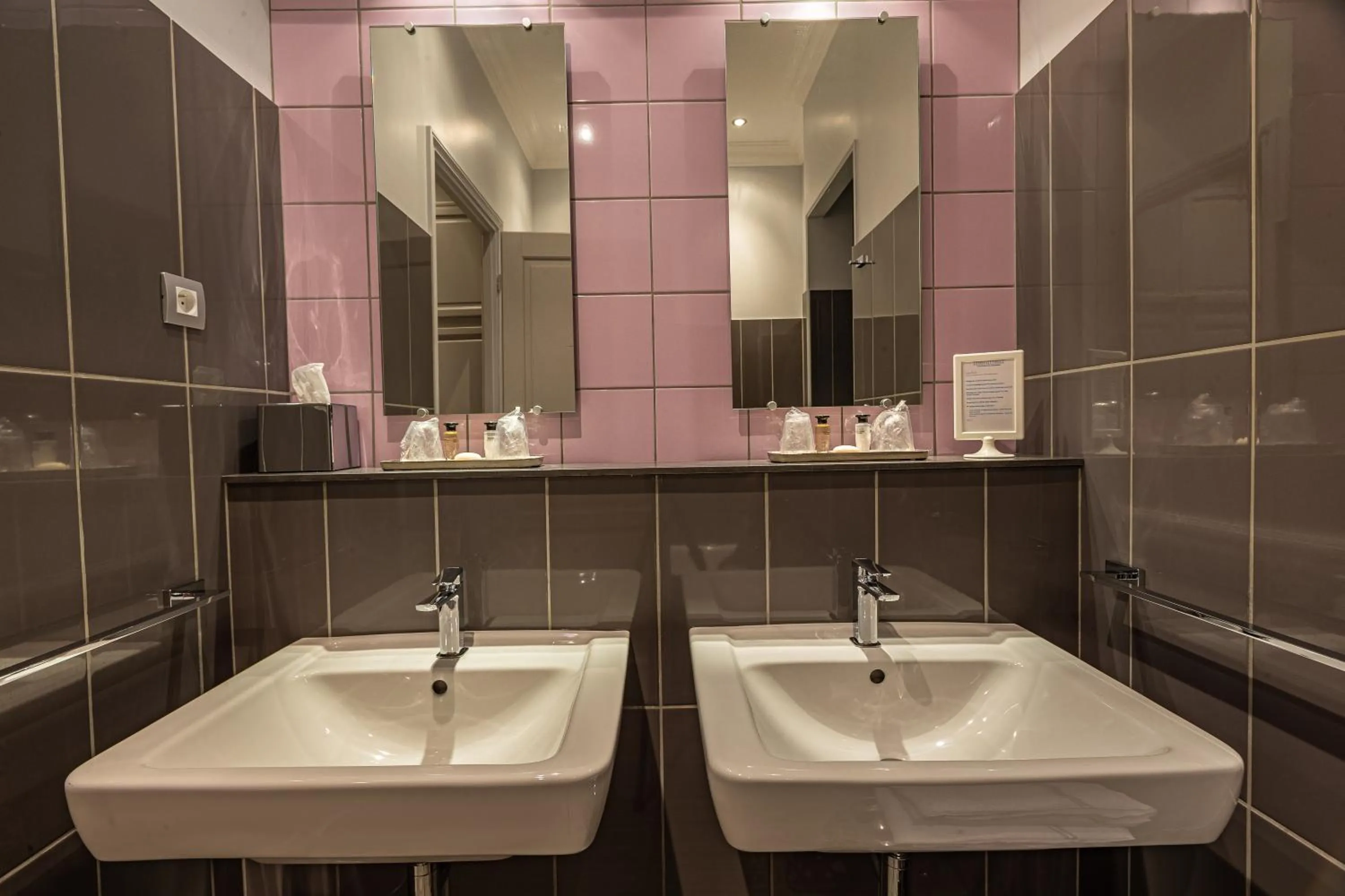 Bathroom in Hôtel Château de Didonne
