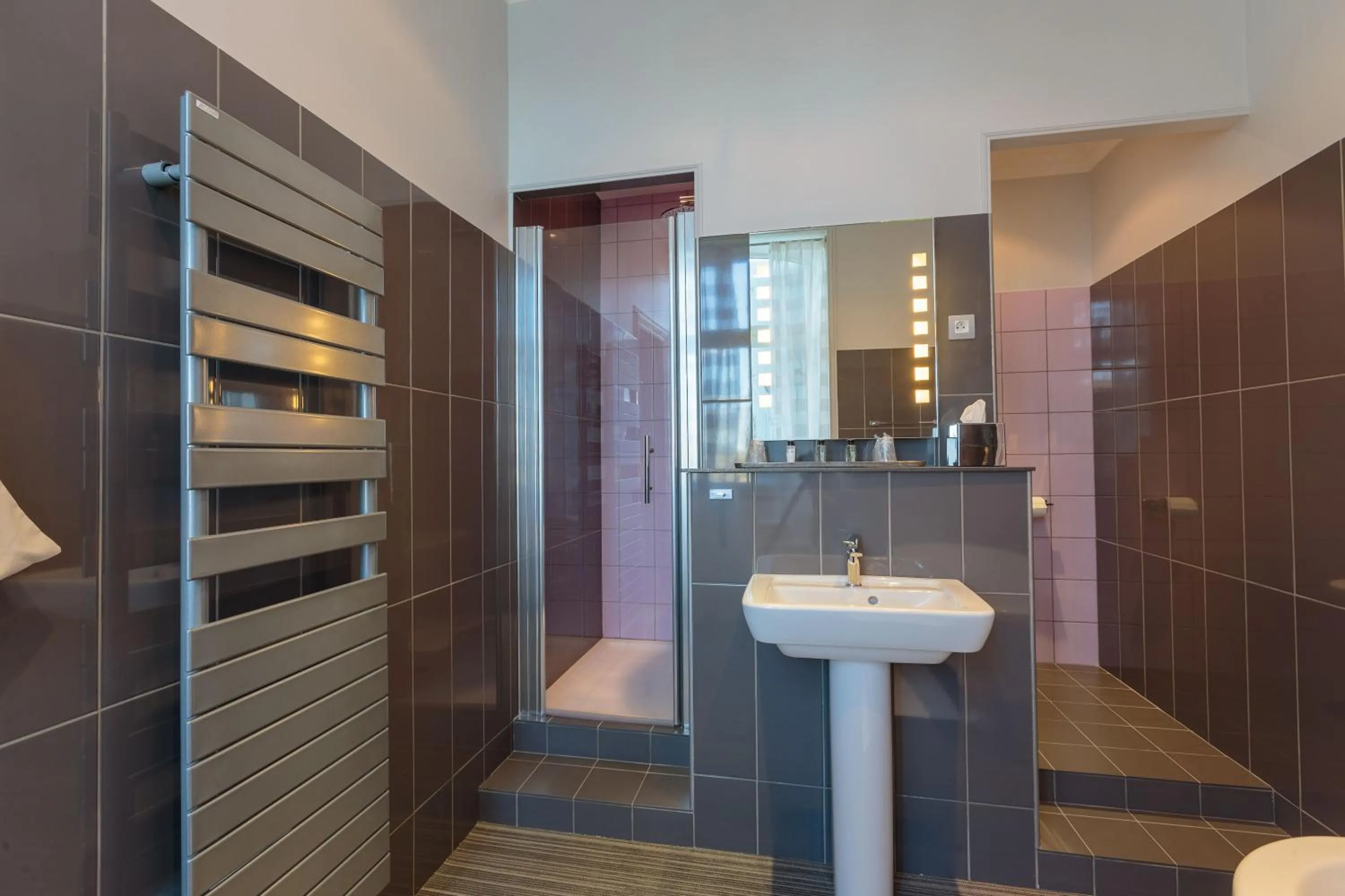 Shower in Hôtel Château de Didonne