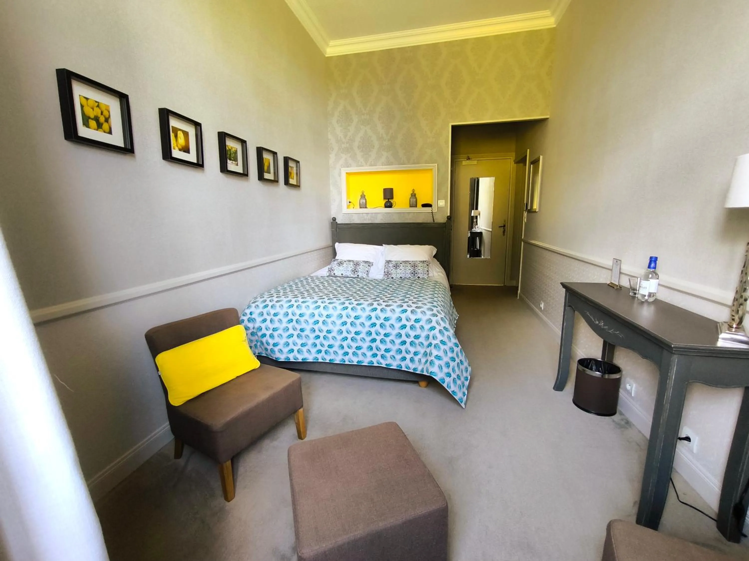 Photo of the whole room, Bed in Hôtel Château de Didonne