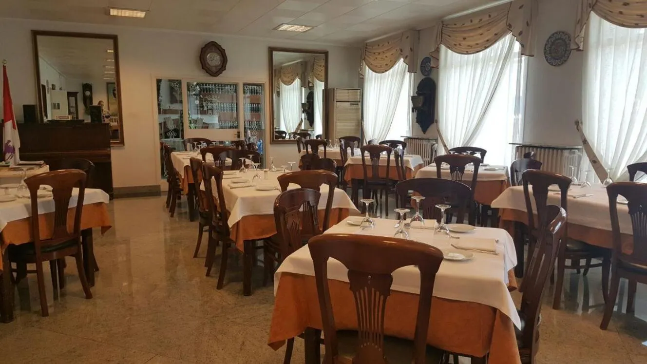 Restaurant/places to eat in Hotel Nico