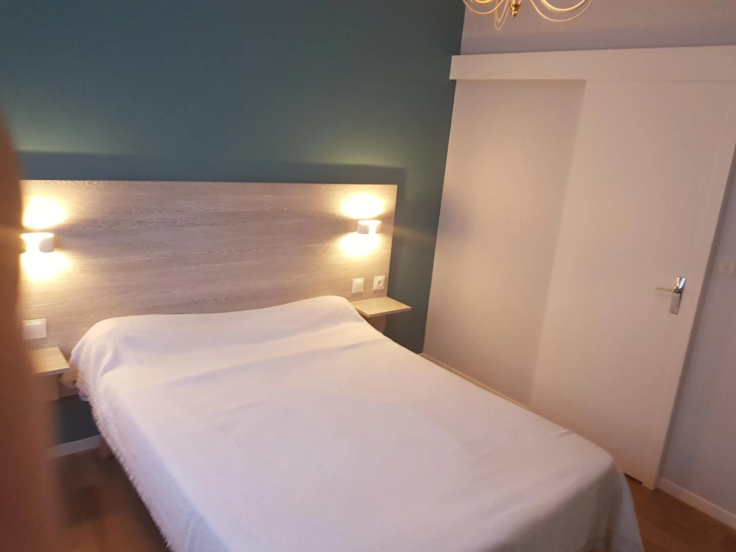 Bed in Hotel Restaurant Le Bourgneuf