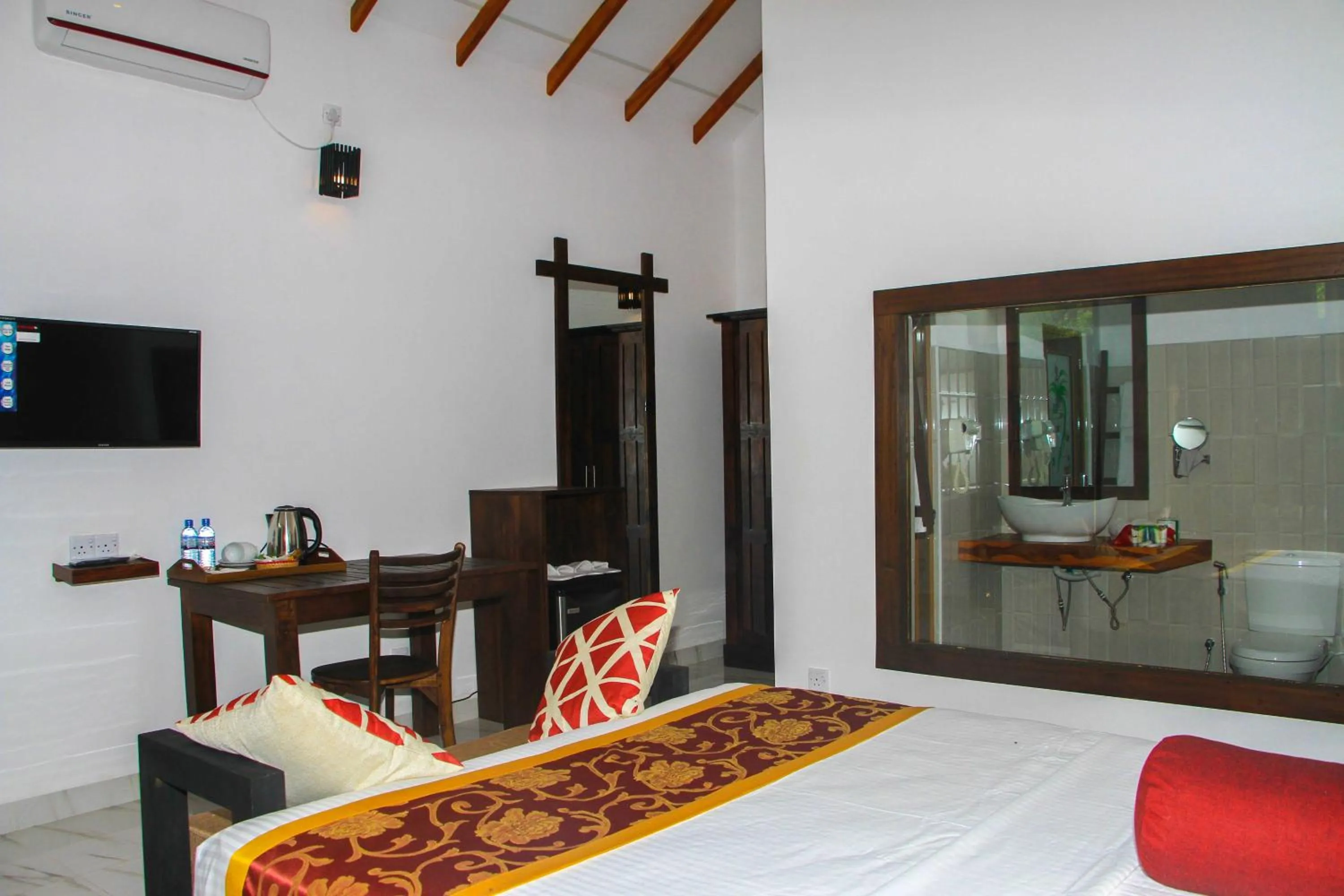 Communal lounge/ TV room, Bed in Palmyra Nature Resort Sigiriya