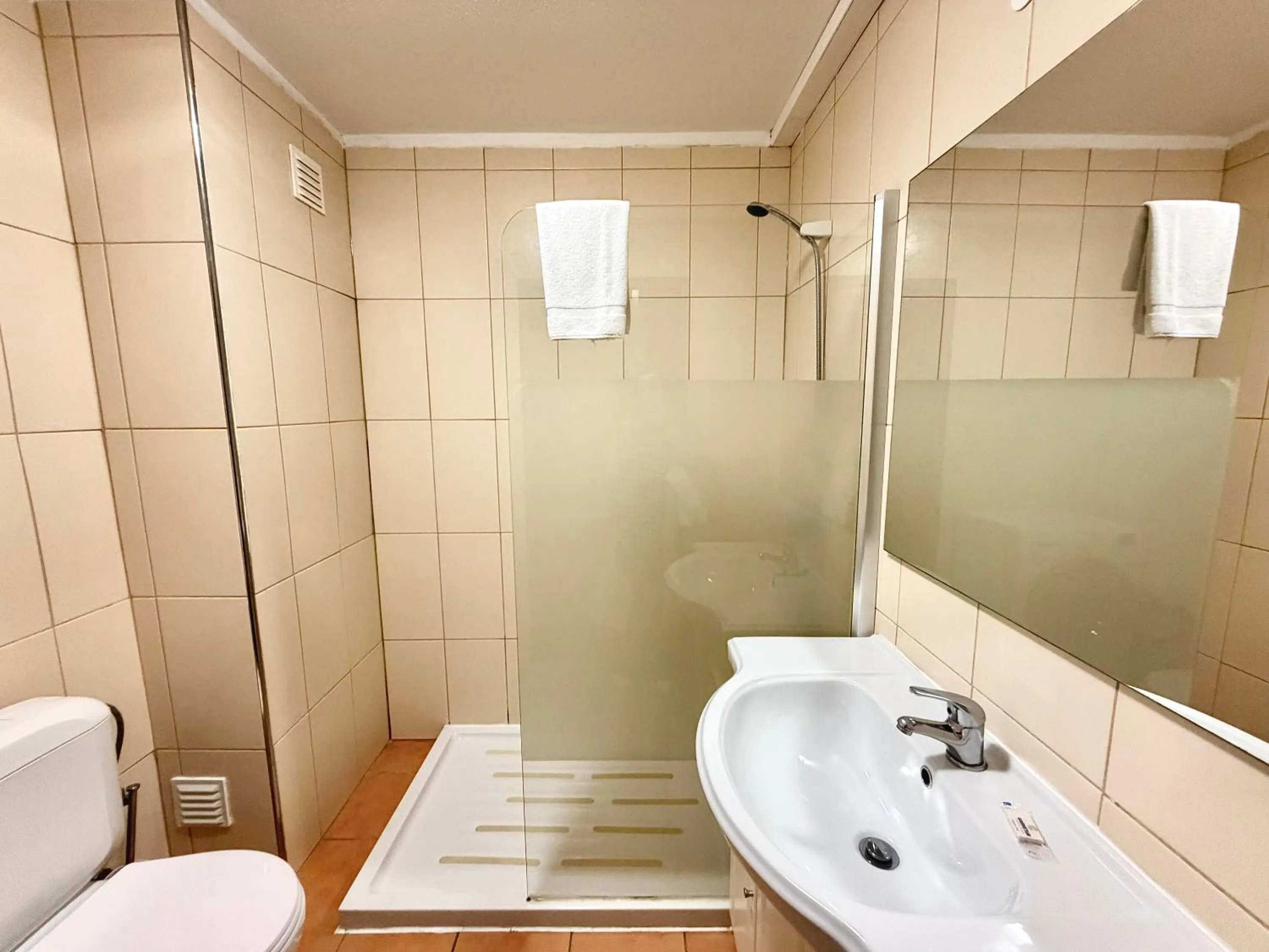 Bathroom in Algardia Marina Parque by Garvetur