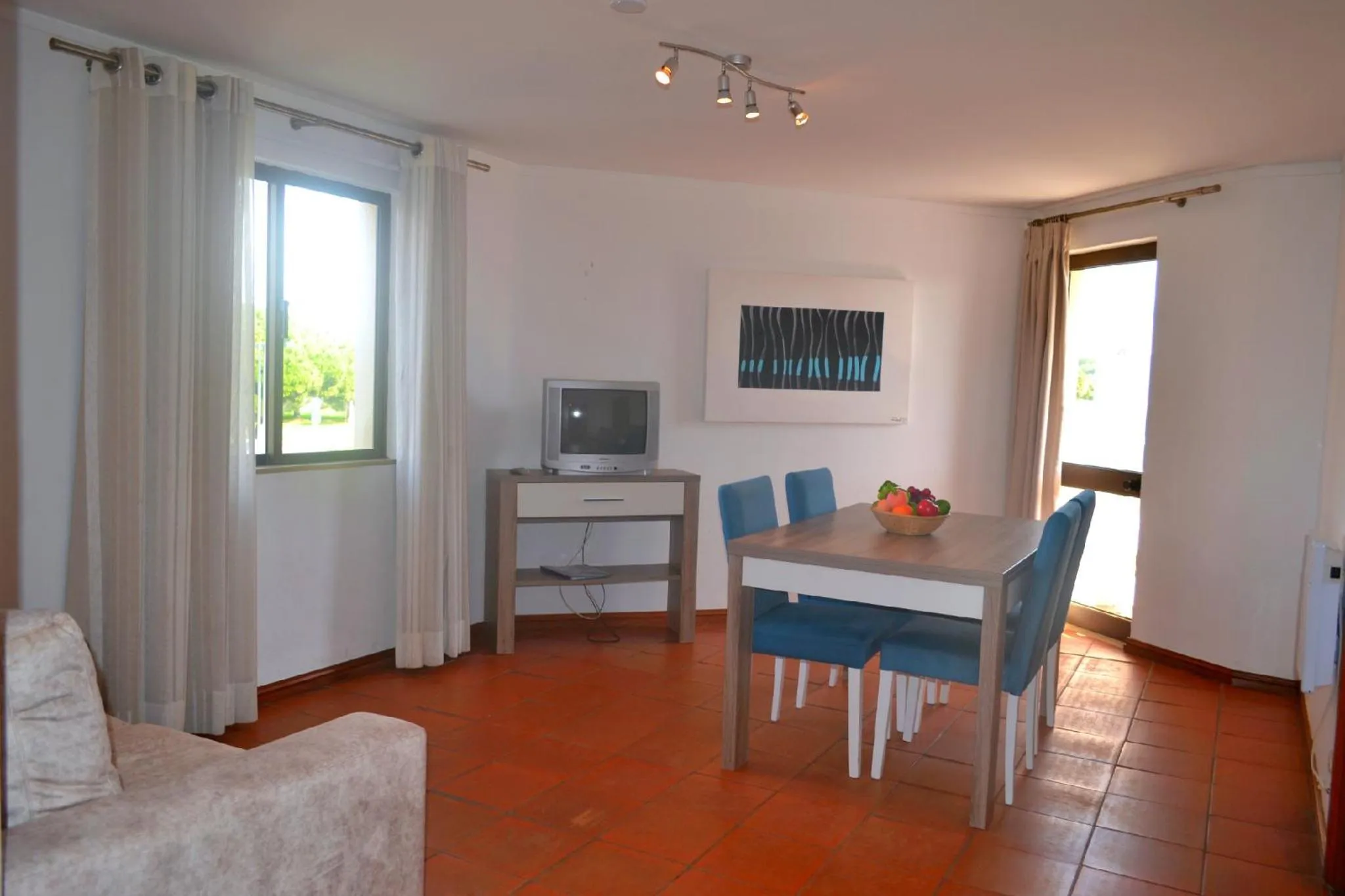 Living room in Algardia Marina Parque by Garvetur