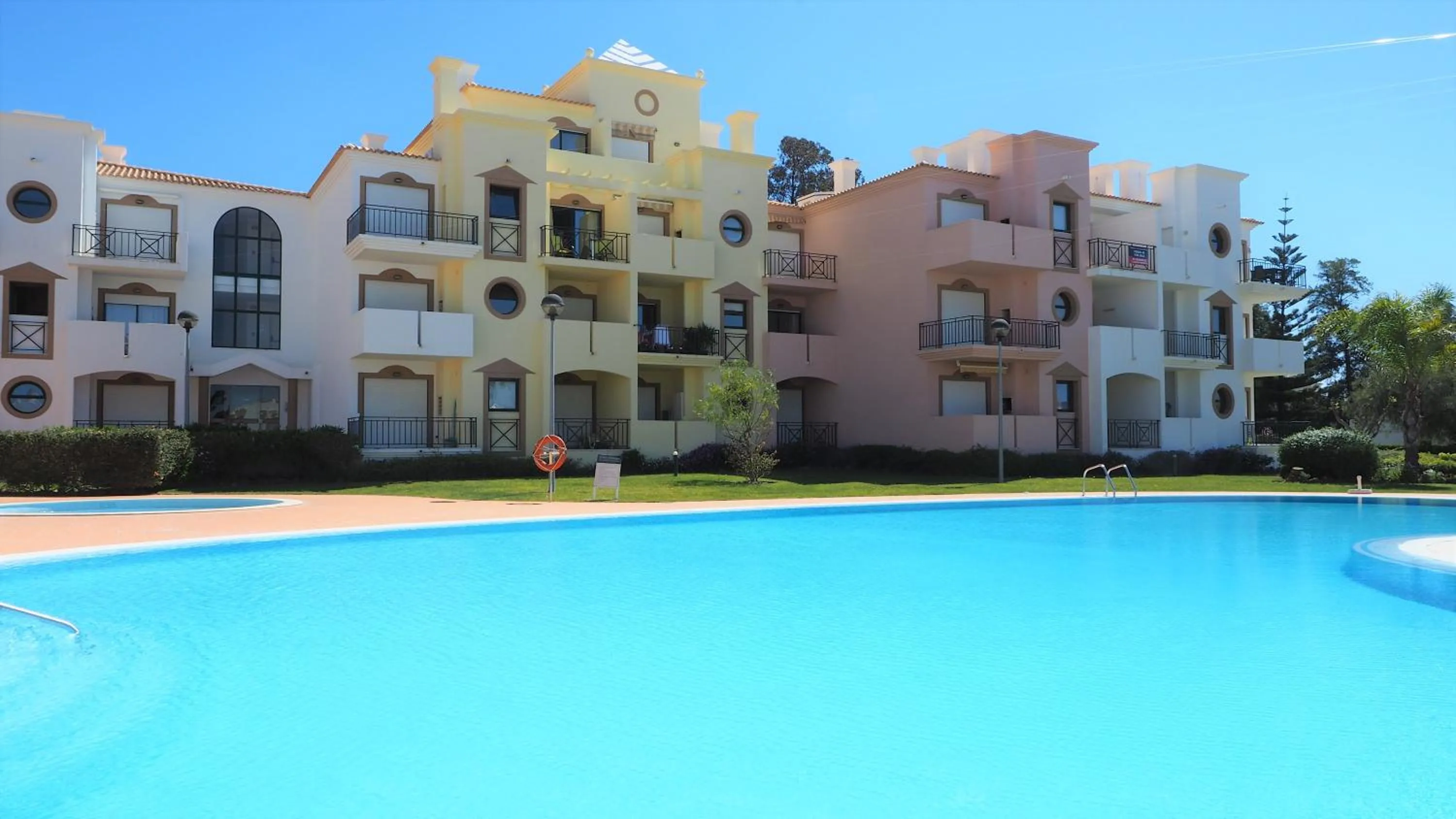 Swimming Pool in Eden Vilage by Garvetur