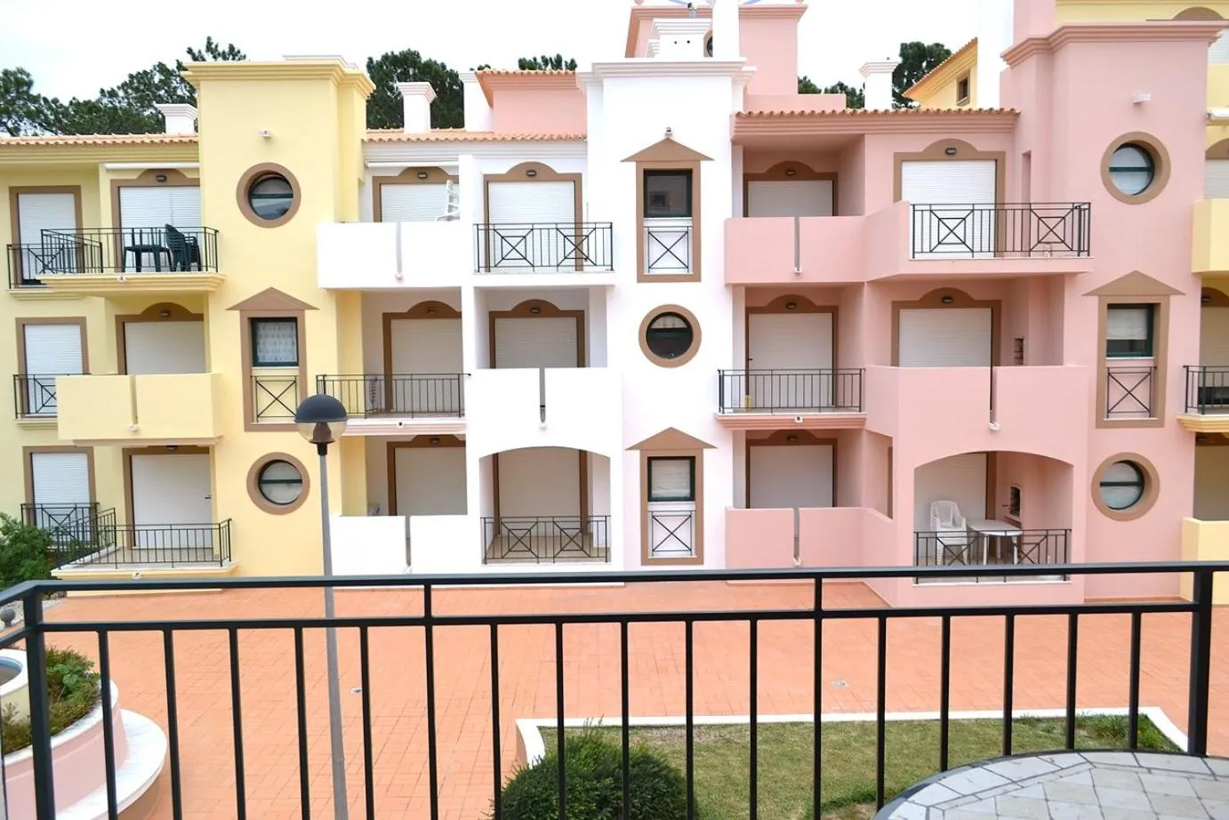 Balcony/Terrace in Eden Vilage by Garvetur