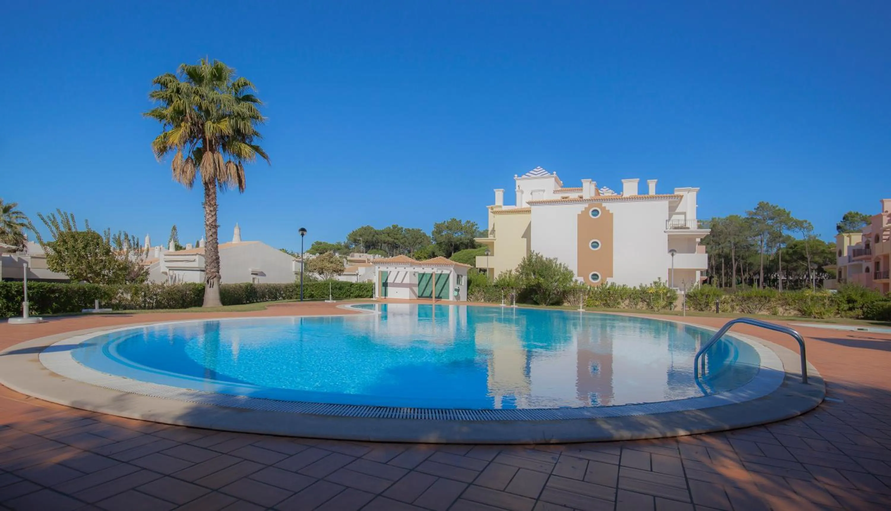 Swimming Pool in Eden Vilage by Garvetur