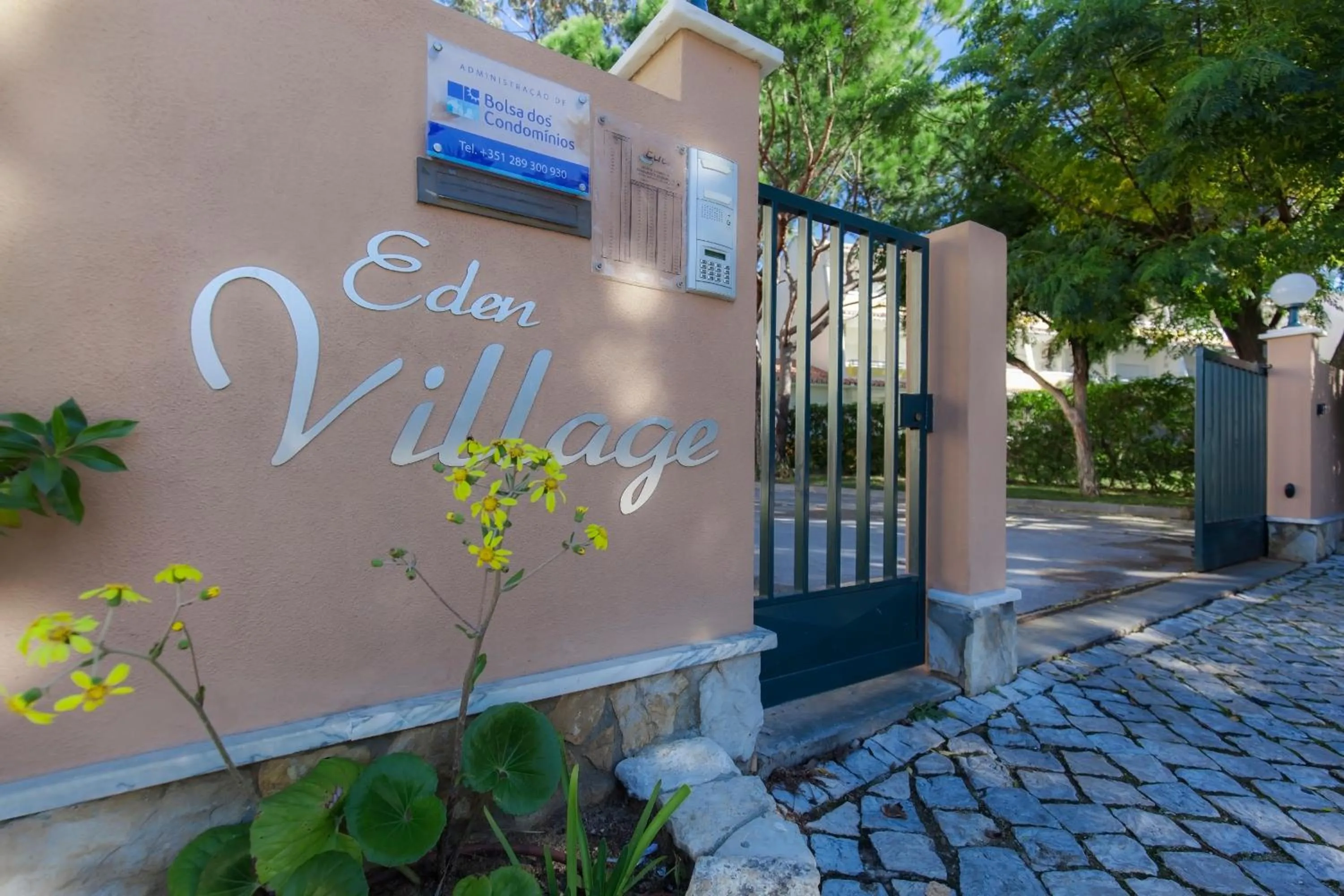 Facade/entrance in Eden Vilage by Garvetur