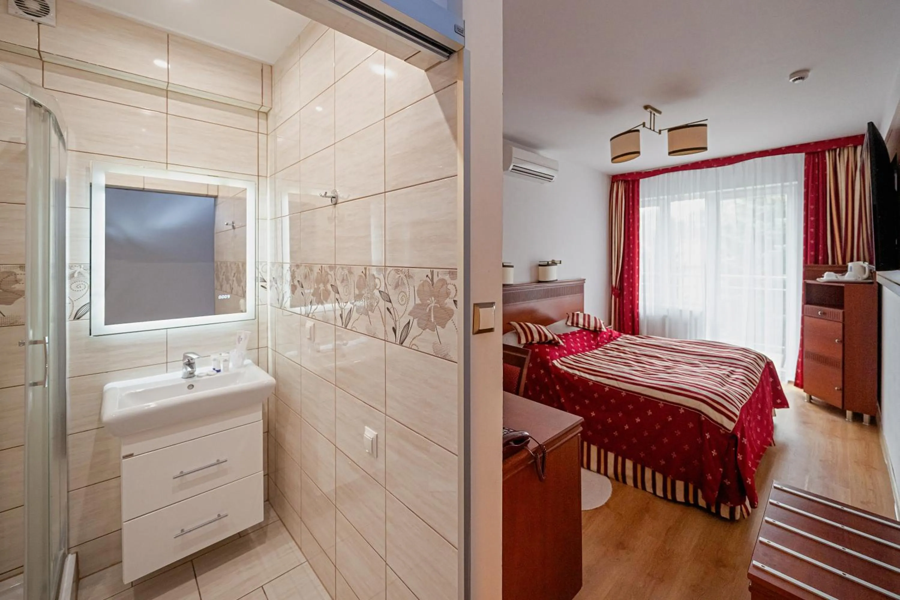 Toilet, Bed in Aquapark Health Resort & Medical SPA Panorama Morska All Inclusive